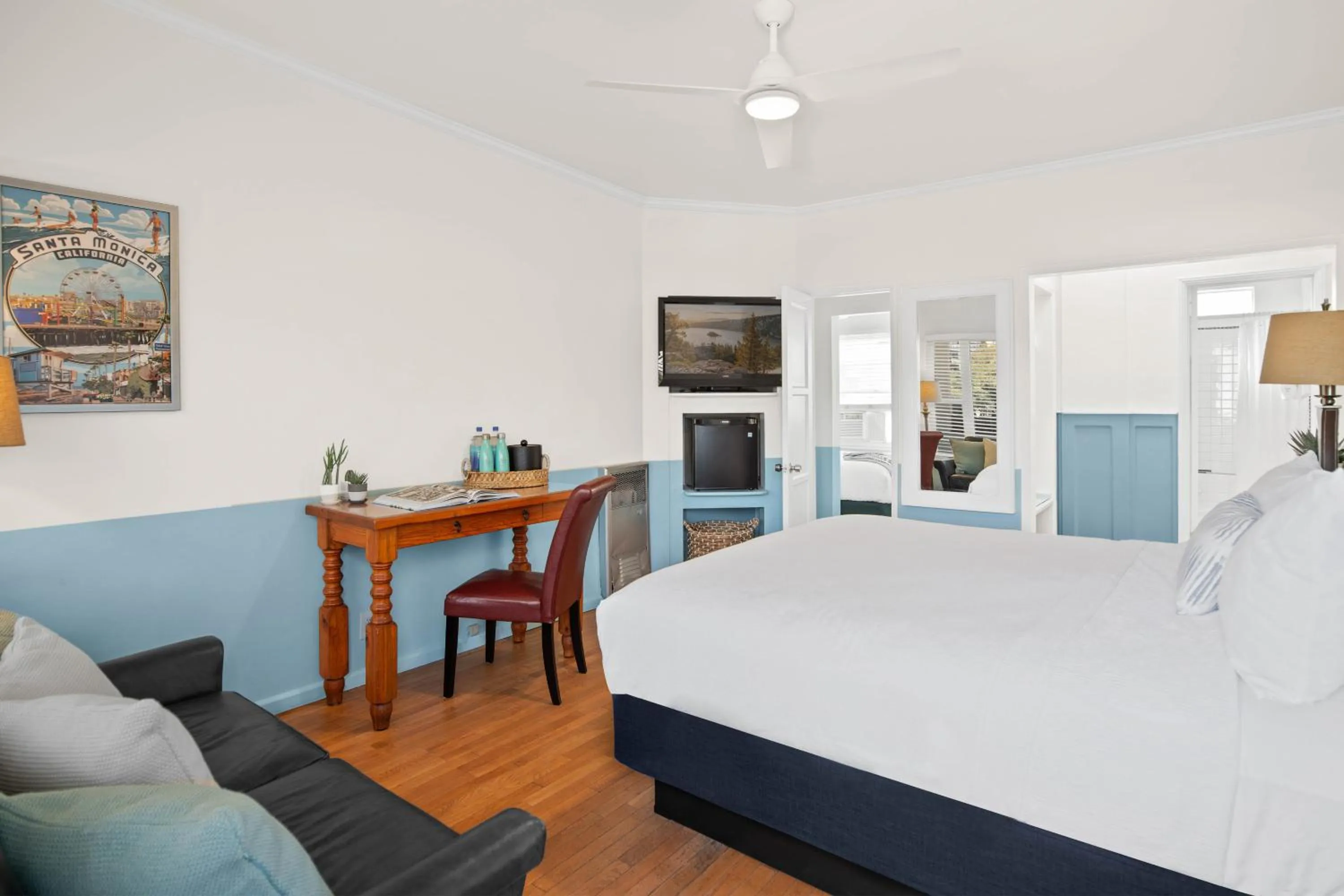 Photo of the whole room, Bed in Sea Blue Hotel