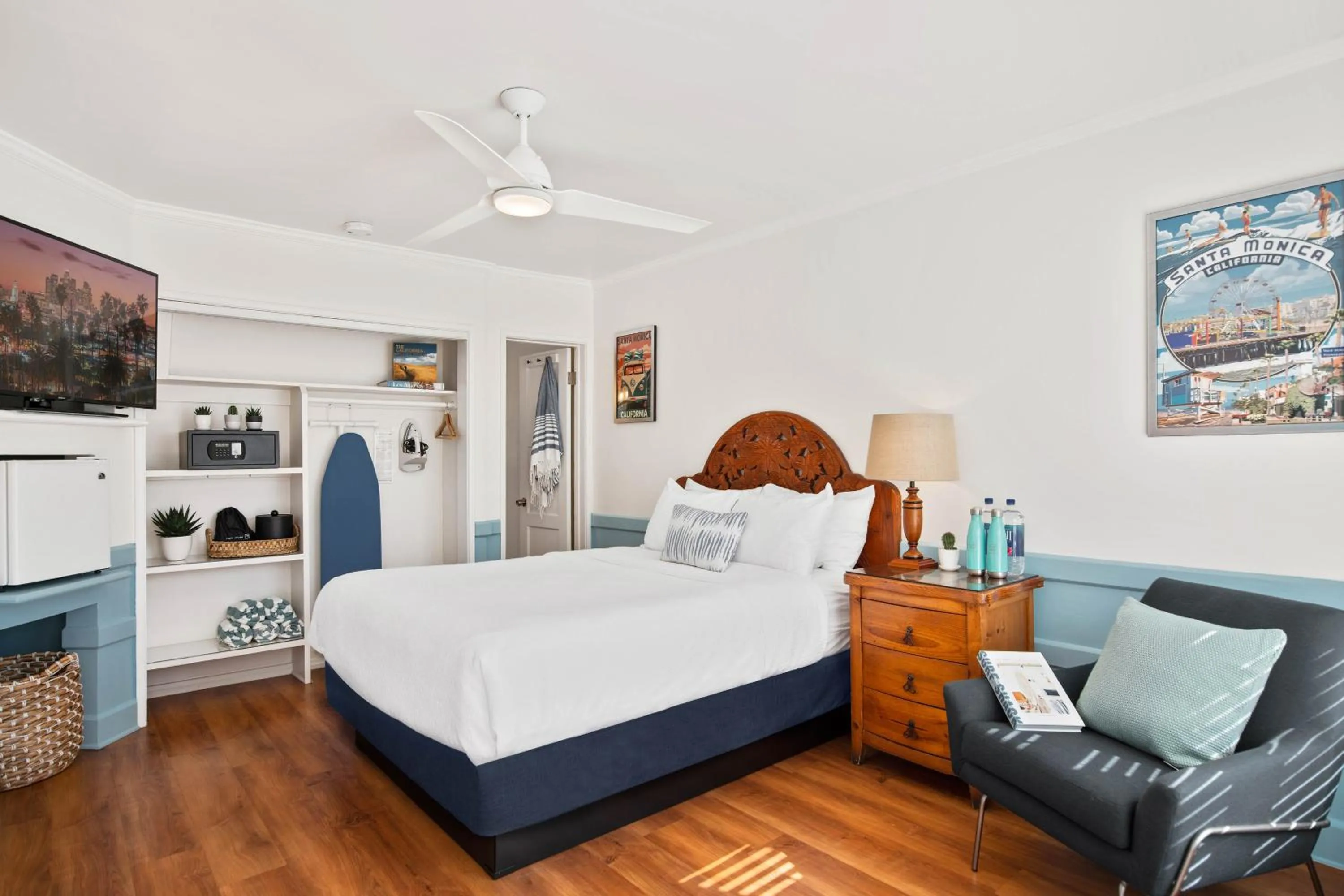 Photo of the whole room, Bed in Sea Blue Hotel