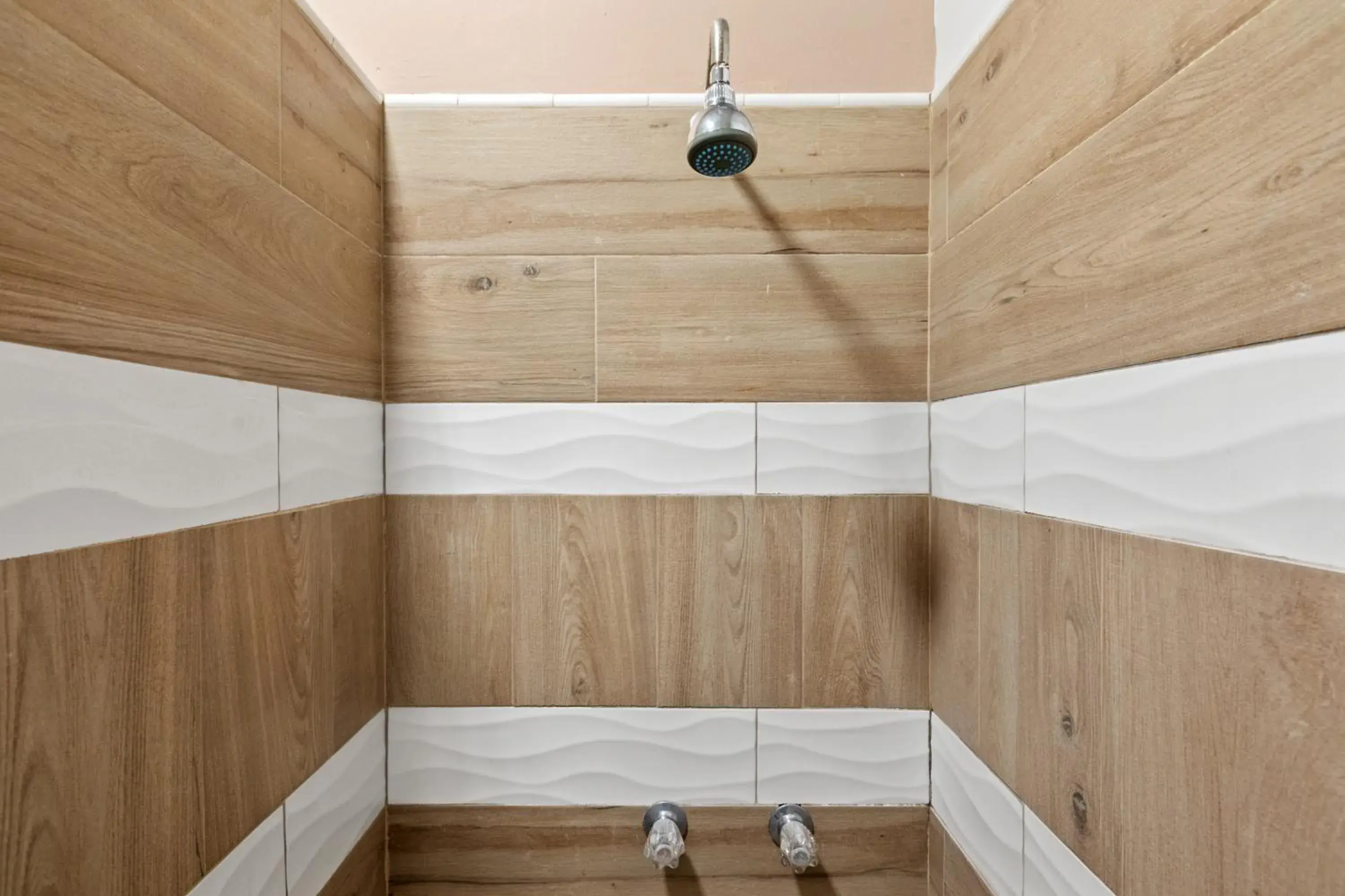 Shower in Rincon Plaza Hotel Shower in Rincon Plaza Hotel