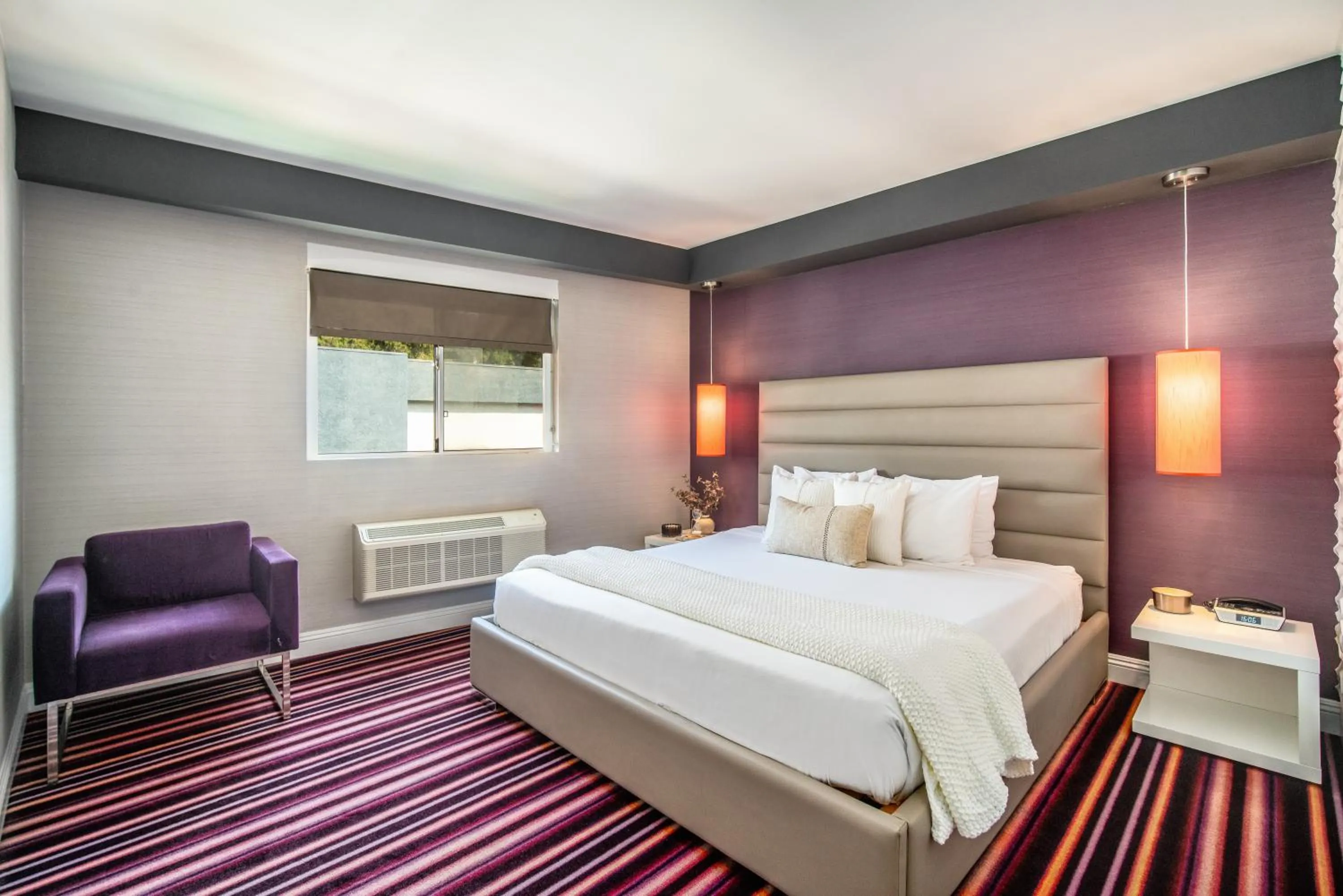 Bed in Lexen Hotel - Hollywood Walk of Fame-Universal Studios