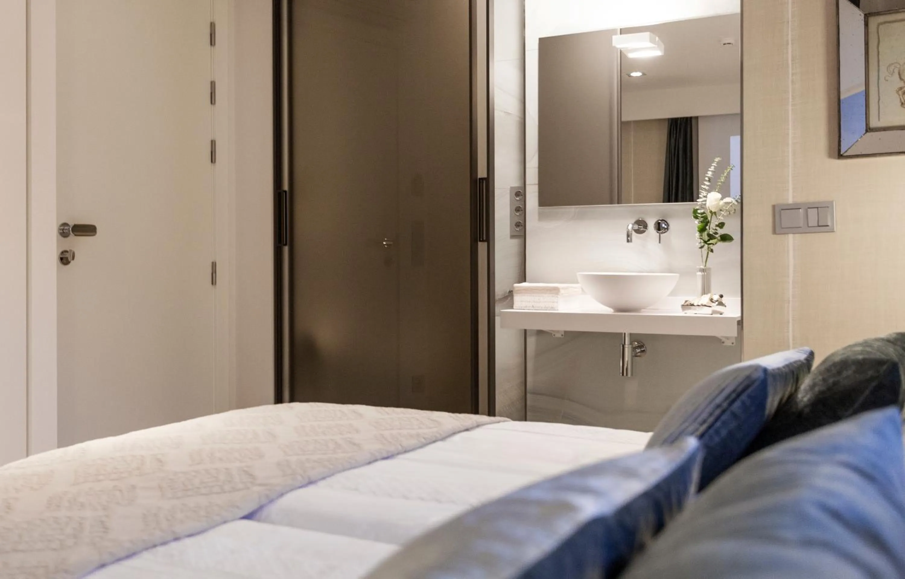 Bathroom, Bed in Villa Birdie Boutique - Adults Only