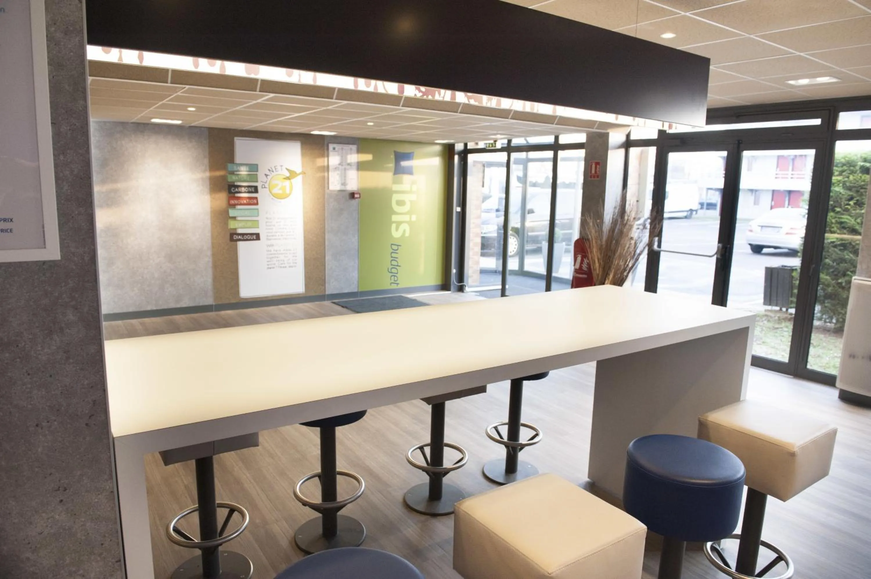 Lounge or bar in ibis budget Goussainville Charles de Gaulle