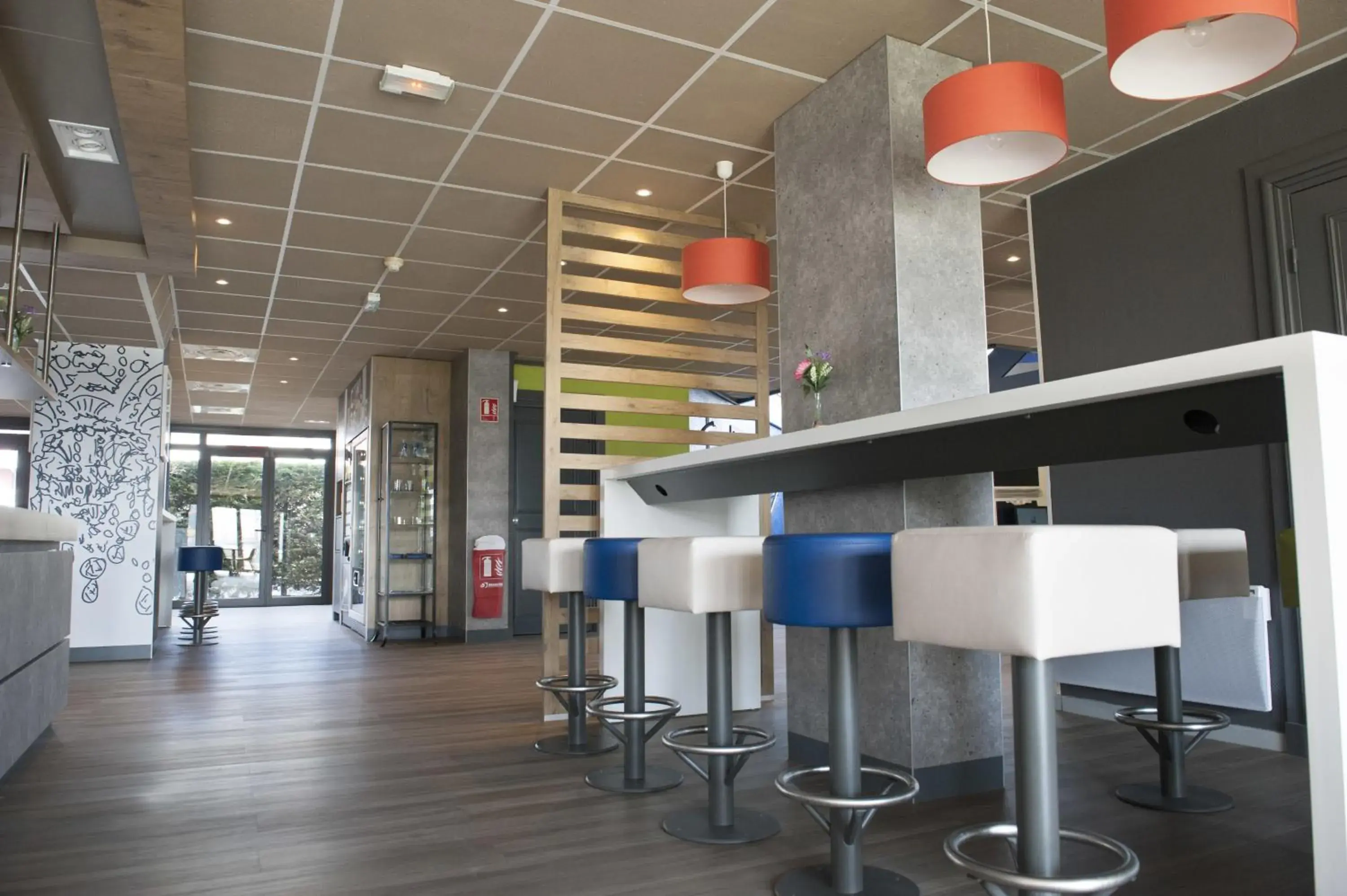 Lounge or bar, Lounge/Bar in ibis budget Goussainville Charles de Gaulle