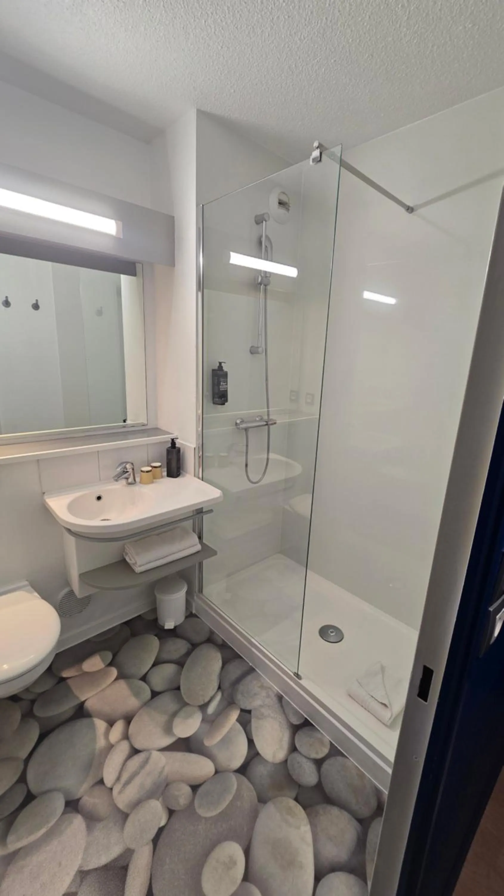 Shower in ibis budget Goussainville Charles de Gaulle