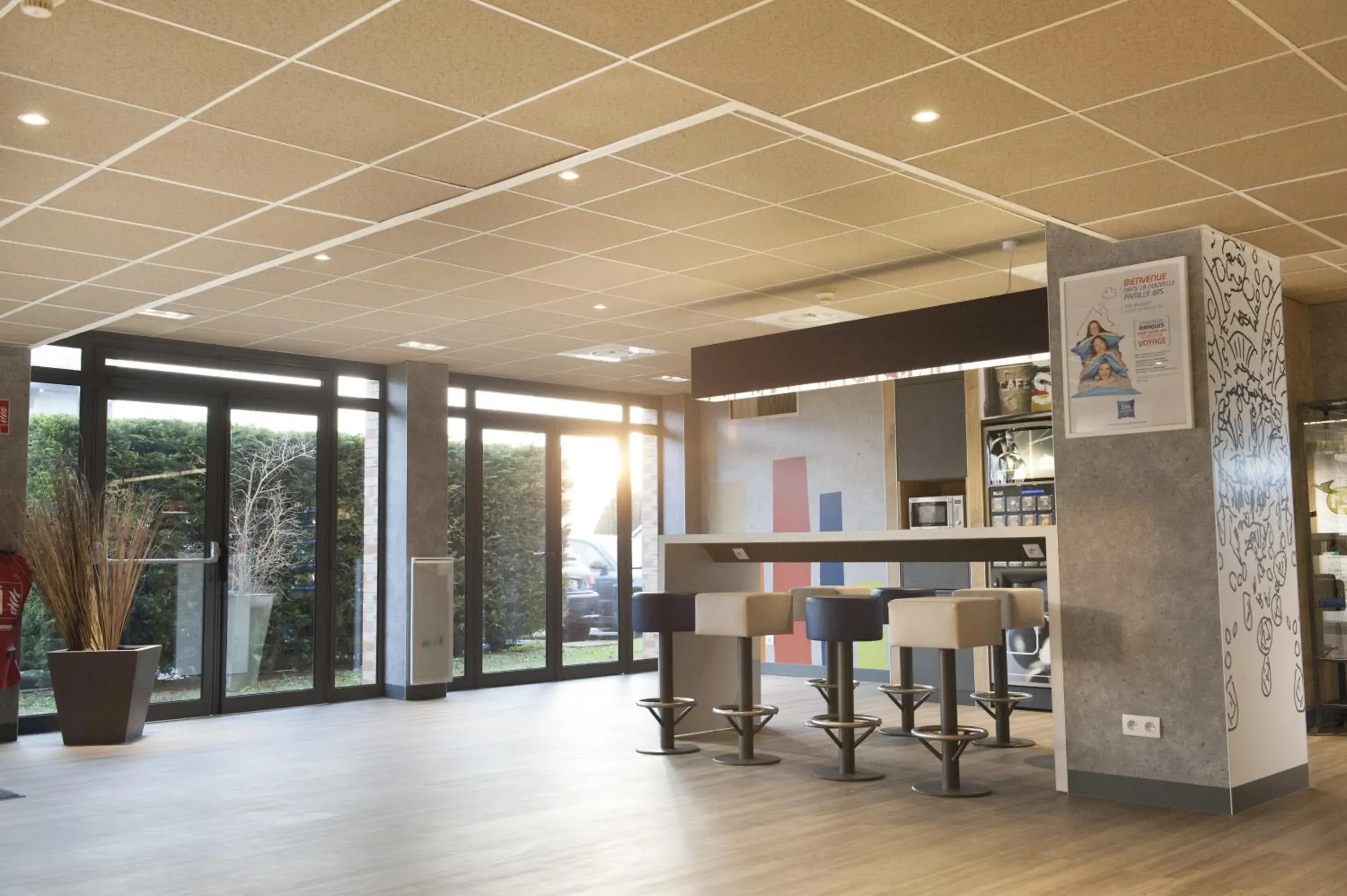 Lounge or bar in ibis budget Goussainville Charles de Gaulle