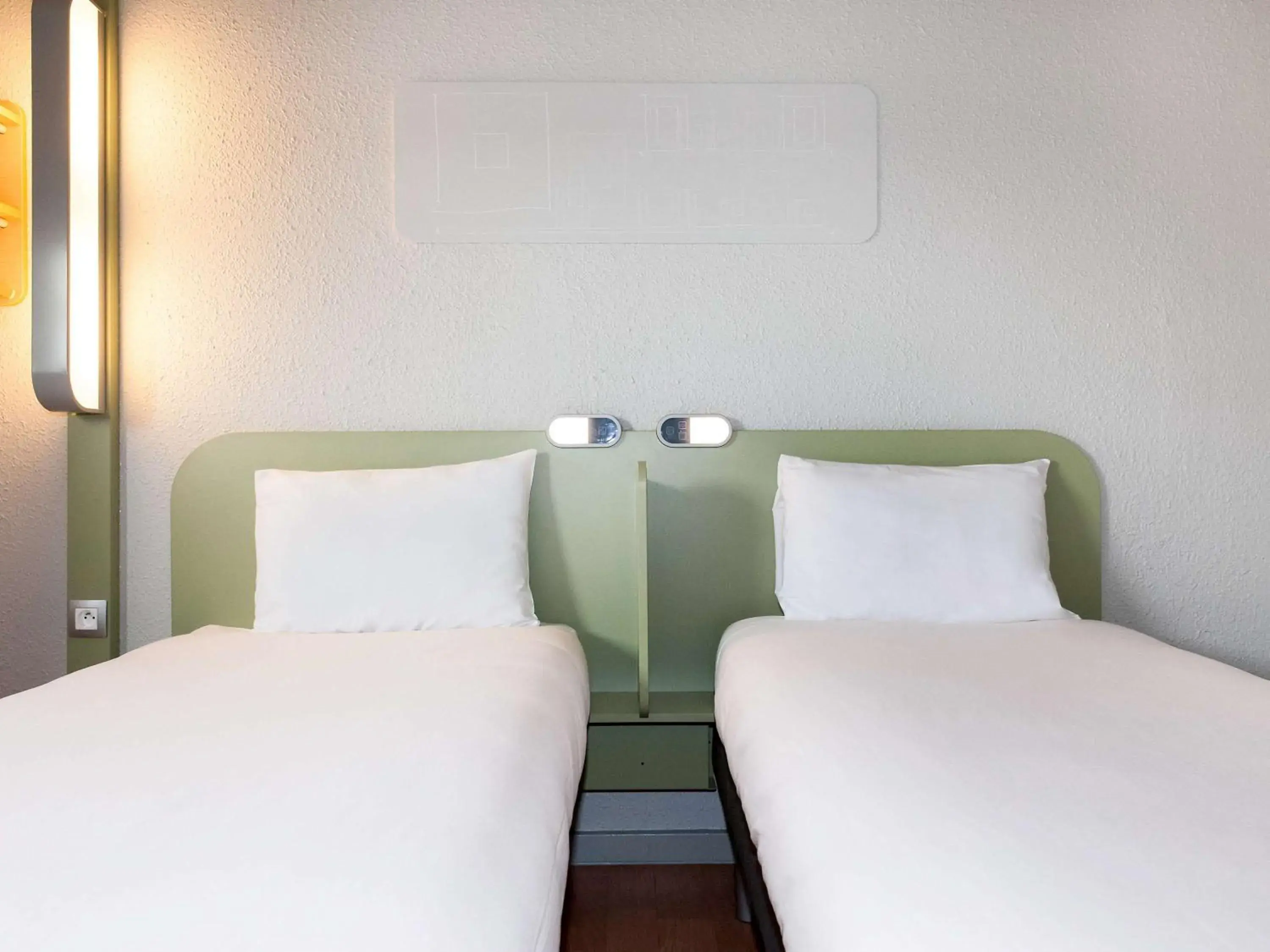 Photo of the whole room, Bed in ibis budget Goussainville Charles de Gaulle