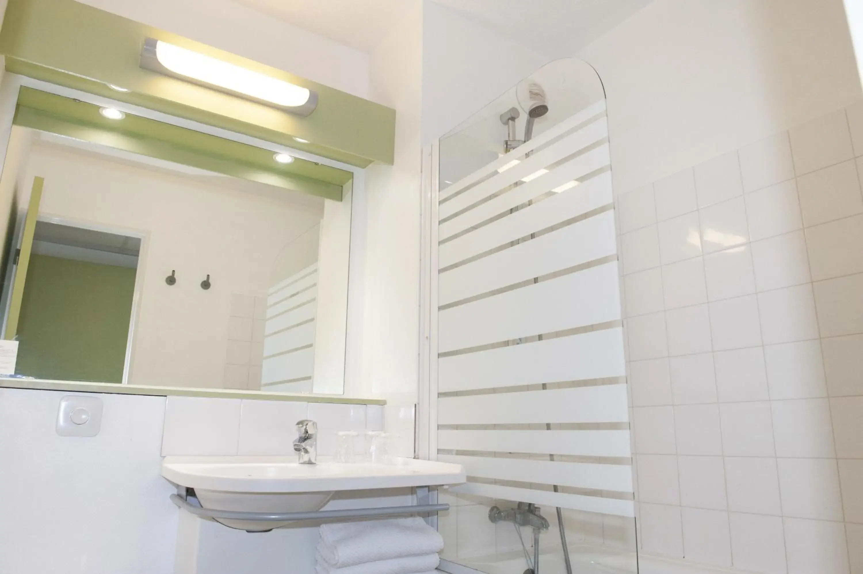 Bathroom in ibis budget Goussainville Charles de Gaulle