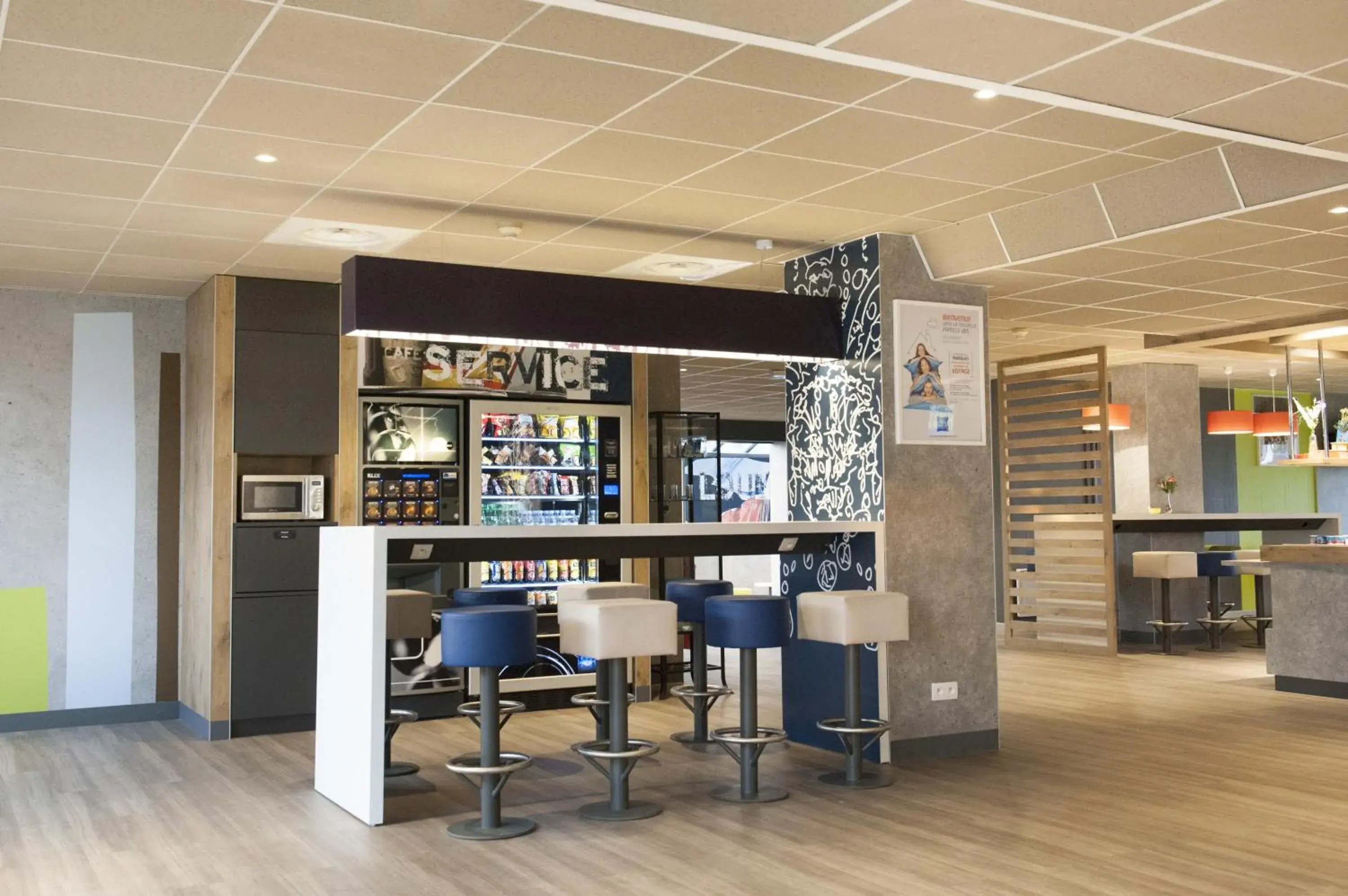 Lounge or bar, Lounge/Bar in ibis budget Goussainville Charles de Gaulle