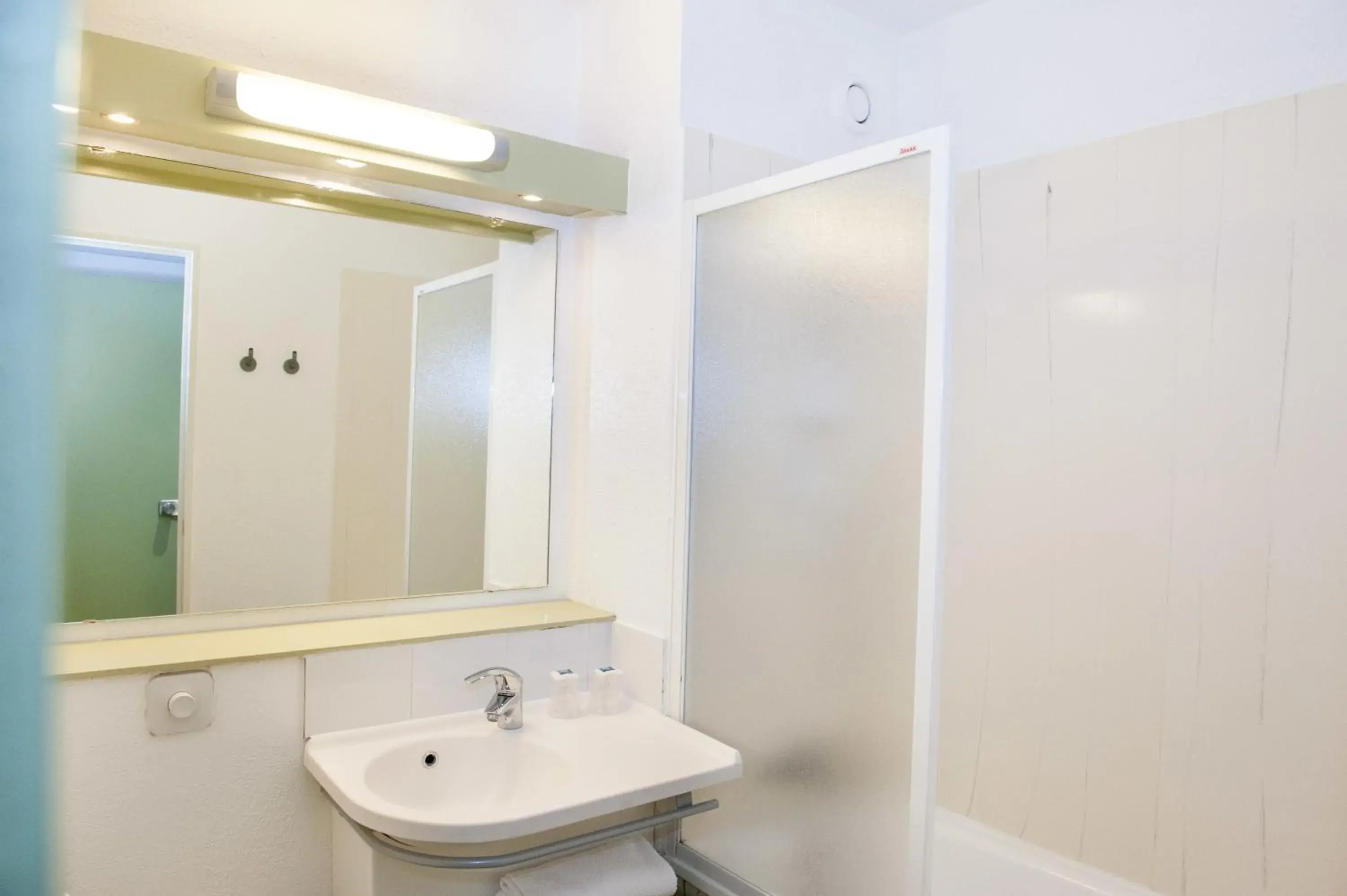 Bathroom in ibis budget Goussainville Charles de Gaulle