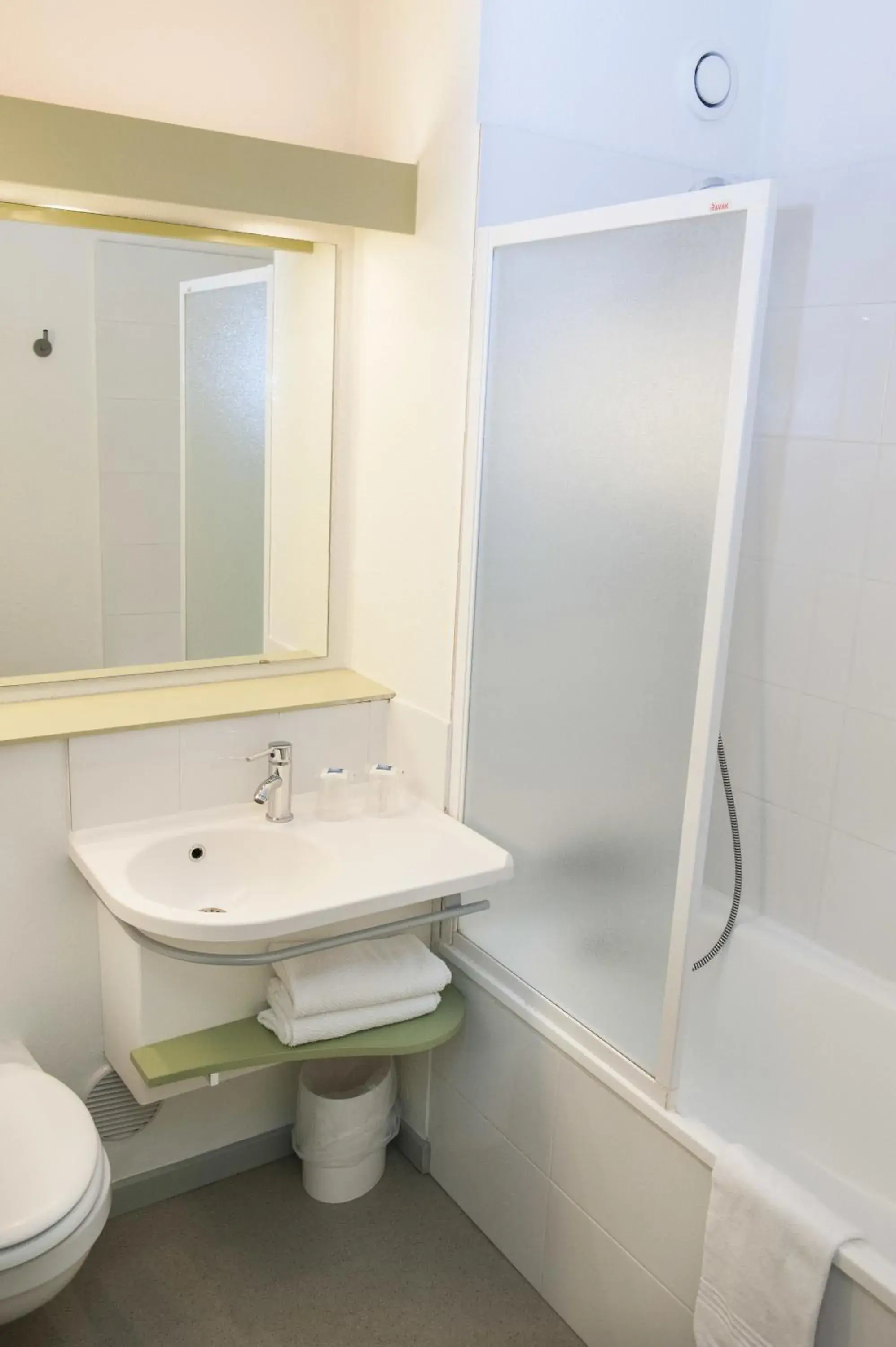 Bathroom in ibis budget Goussainville Charles de Gaulle