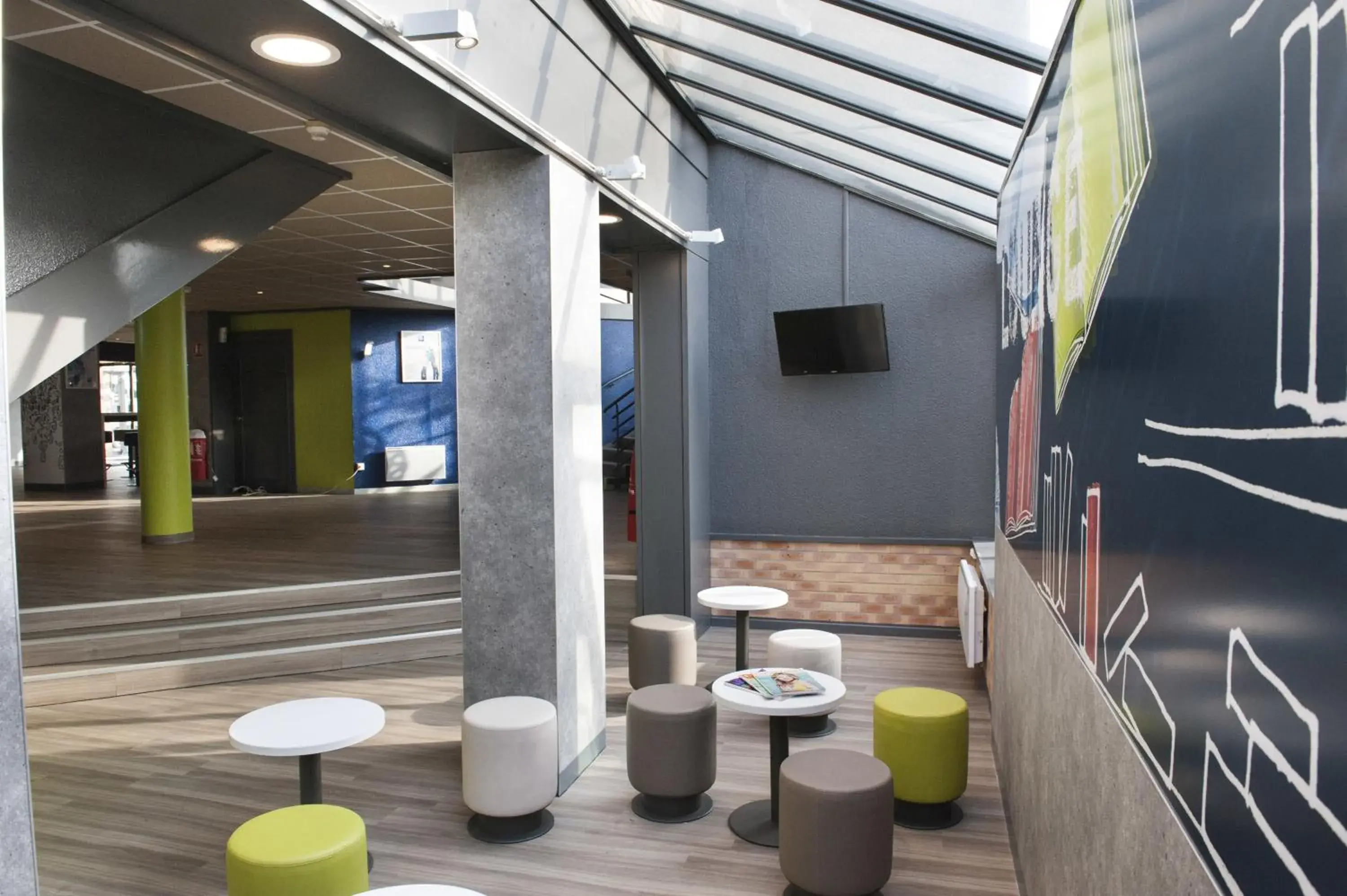 Lobby or reception in ibis budget Goussainville Charles de Gaulle