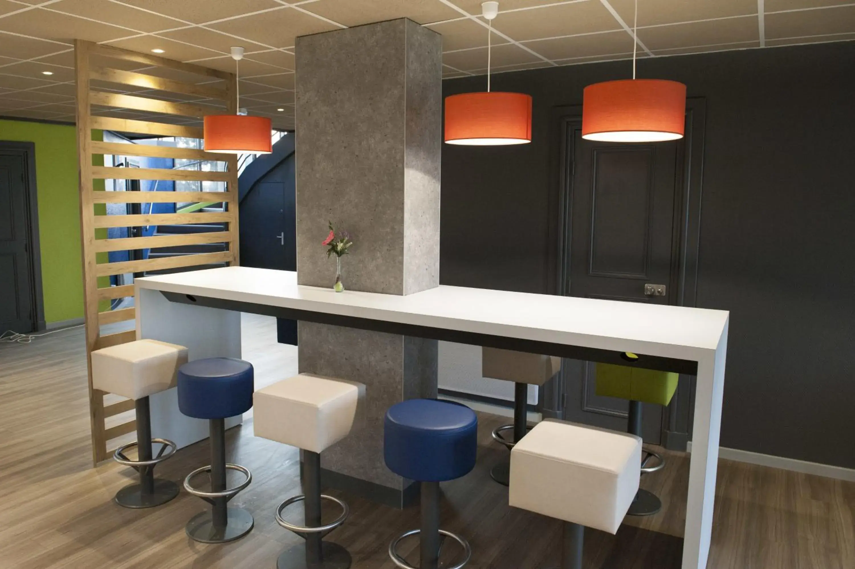 Lounge or bar, Lounge/Bar in ibis budget Goussainville Charles de Gaulle