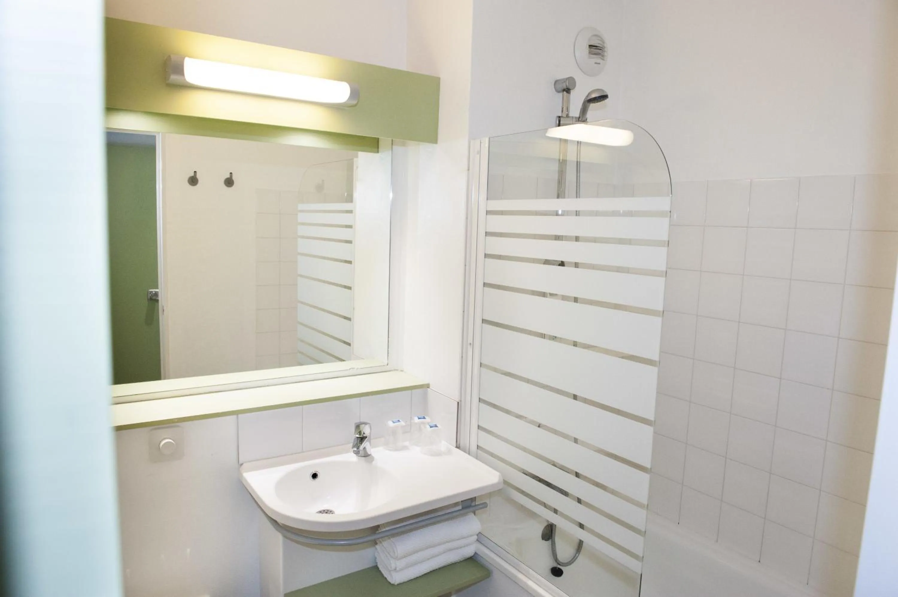 Bathroom in ibis budget Goussainville Charles de Gaulle