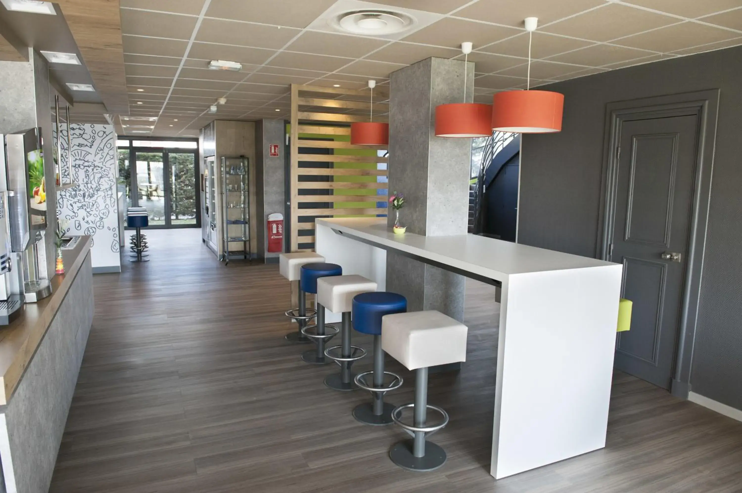 Lounge or bar, Lounge/Bar in ibis budget Goussainville Charles de Gaulle
