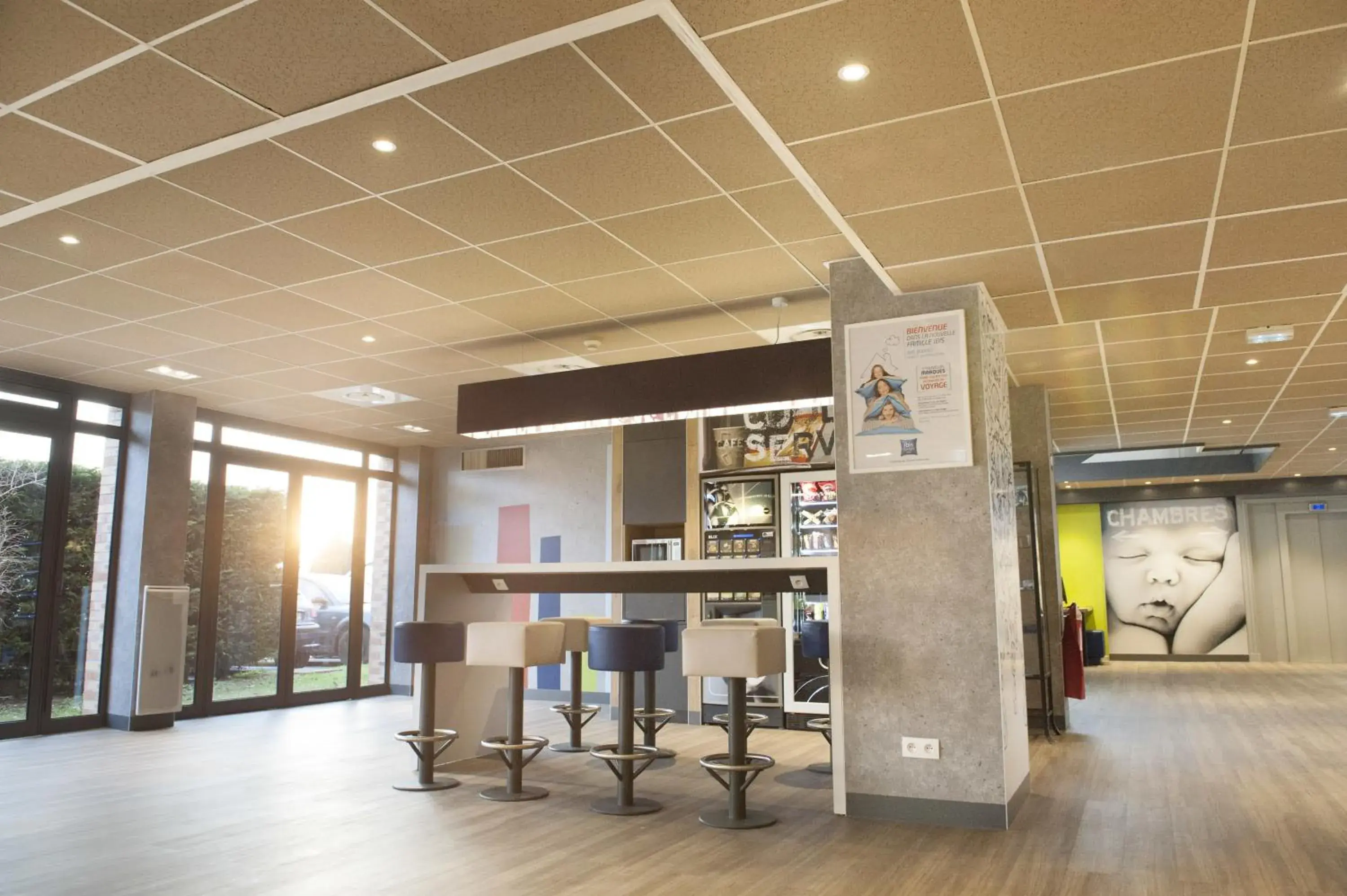 Lounge or bar in ibis budget Goussainville Charles de Gaulle