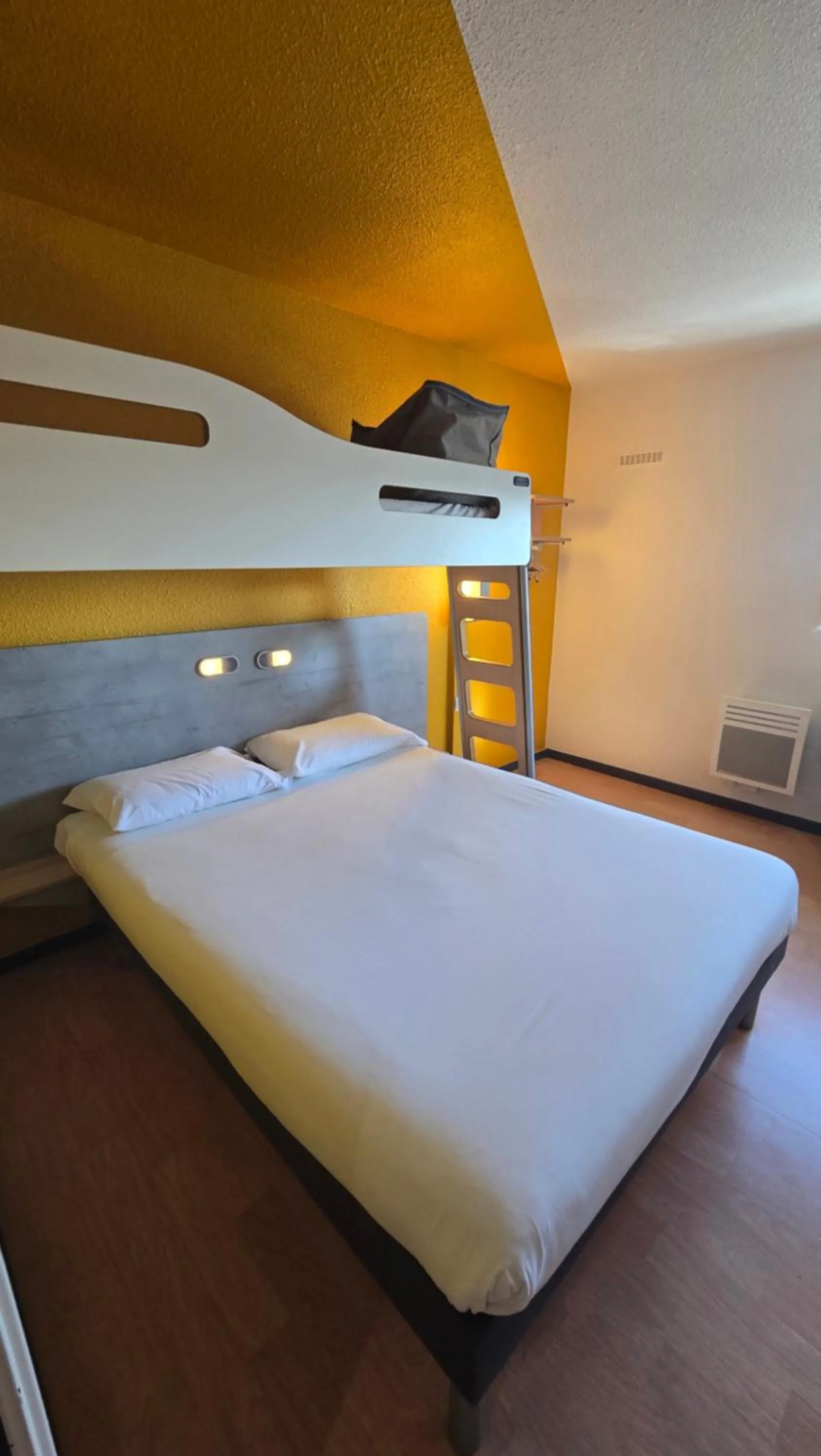 Bedroom, Bed in ibis budget Goussainville Charles de Gaulle