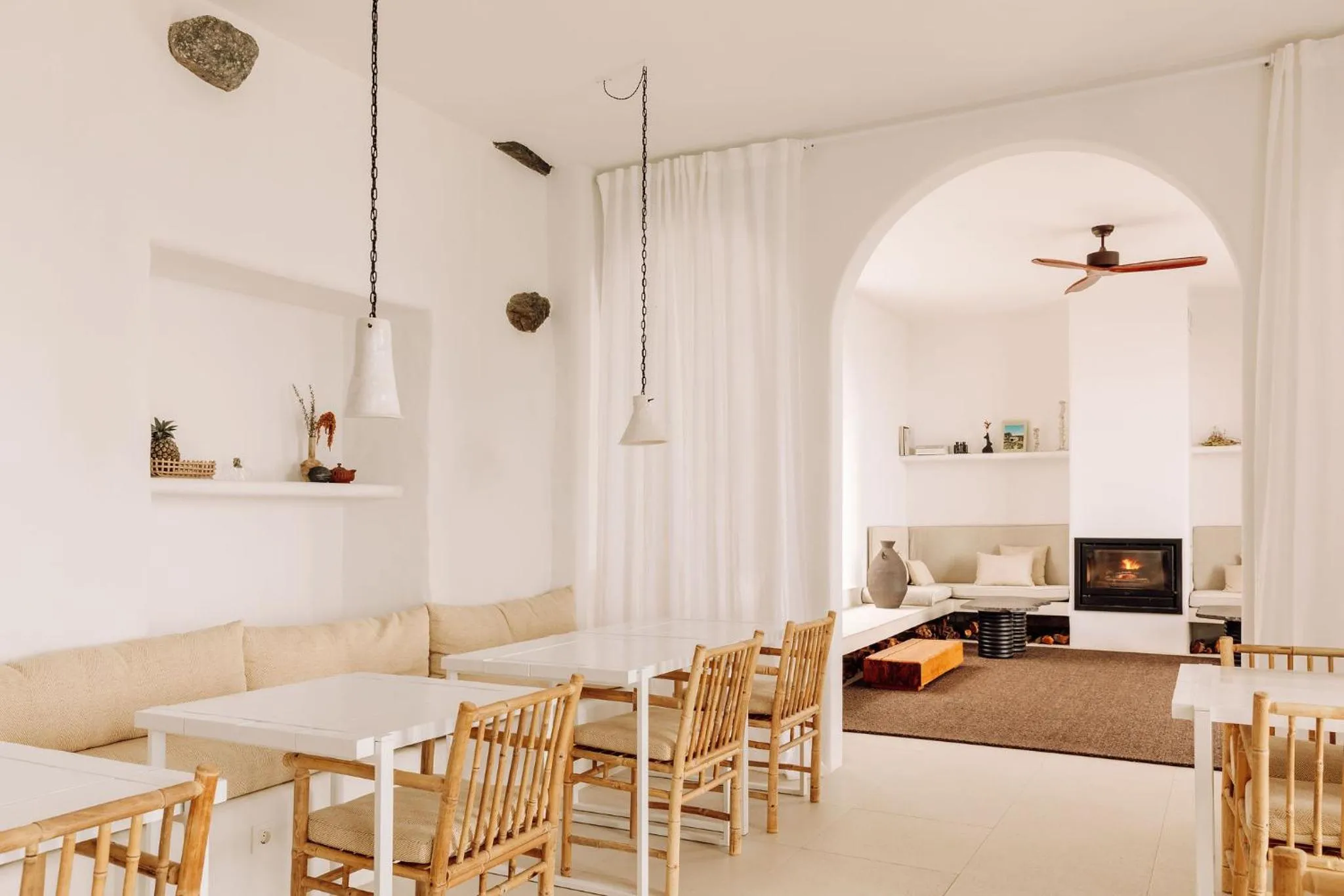 Restaurant/places to eat in White Exclusive Suites & Villas