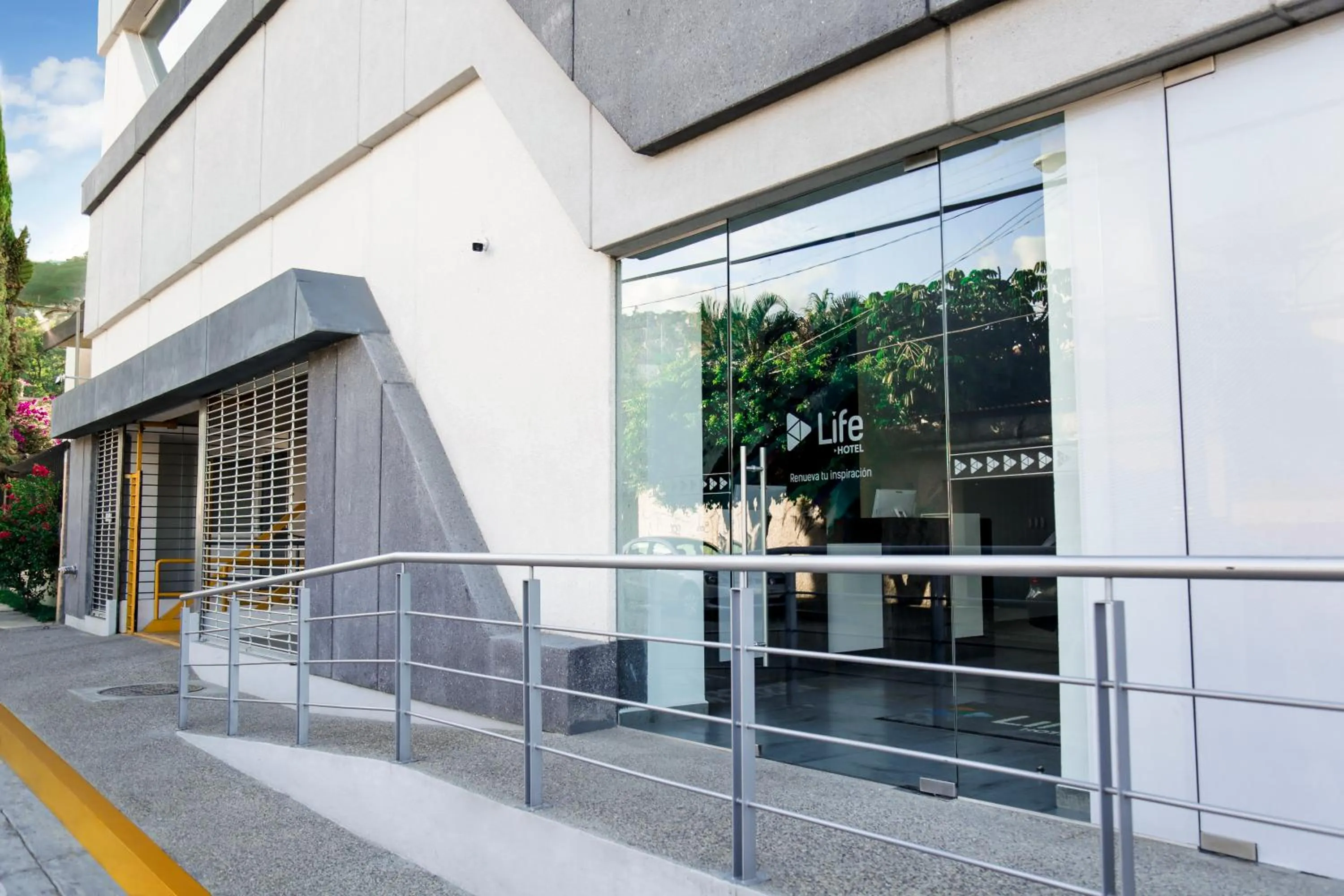 Facade/entrance in Life Hotel