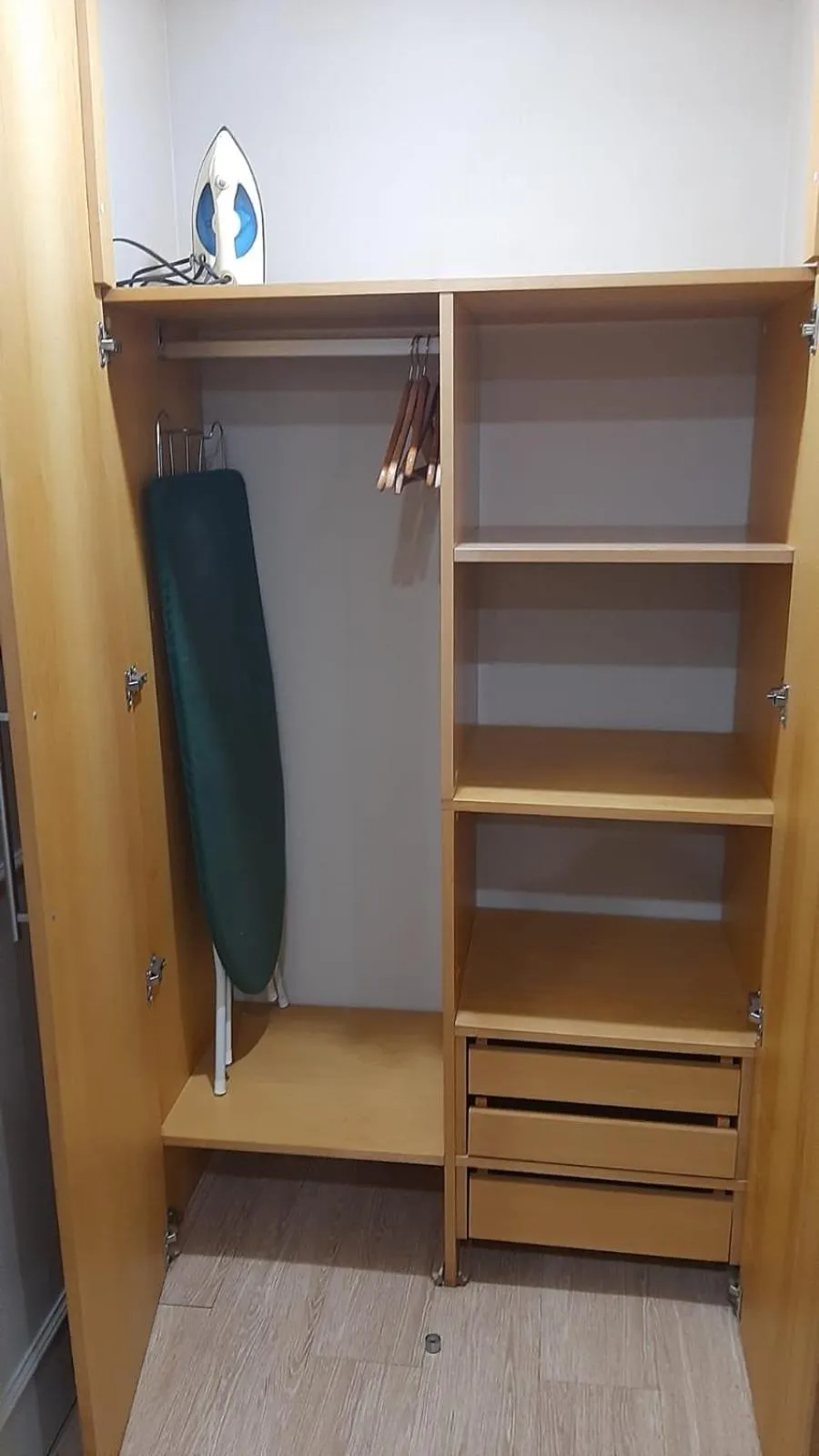 wardrobe in Mediterrâneo Flat - Apart-Hotel