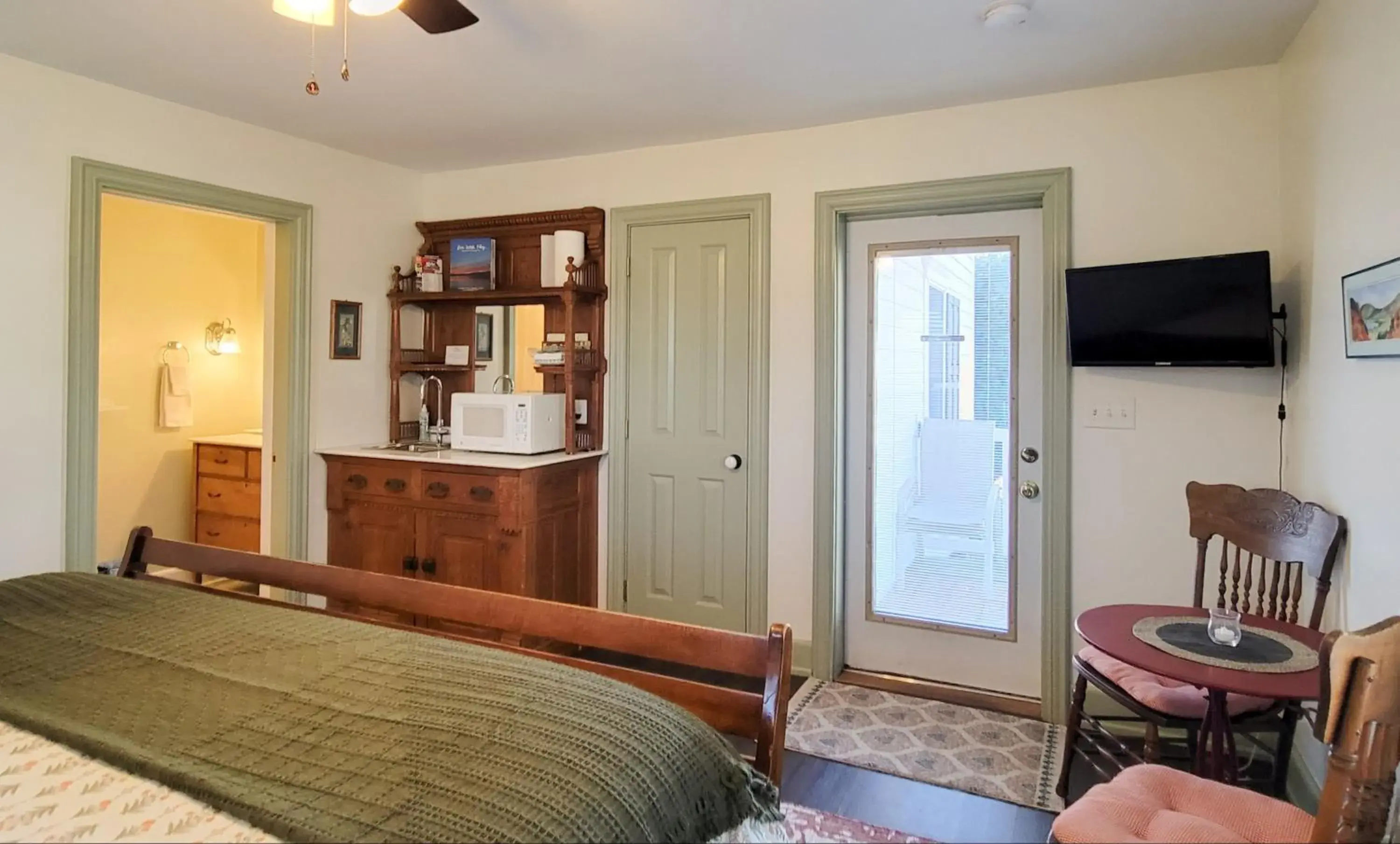 King Room in Pheasant Field Bed and Breakfast King Room in Pheasant Field Bed and Breakfast