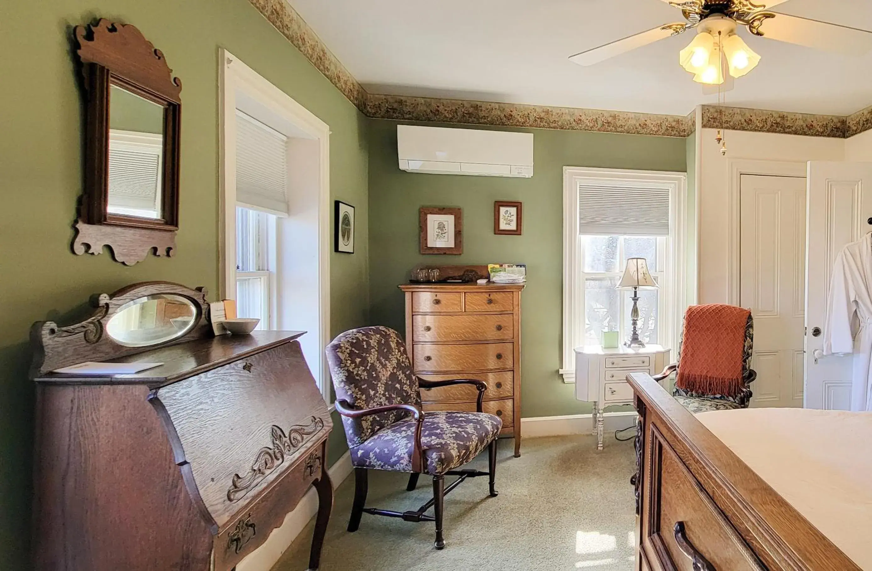 Queen Room in Pheasant Field Bed and Breakfast Queen Room in Pheasant Field Bed and Breakfast