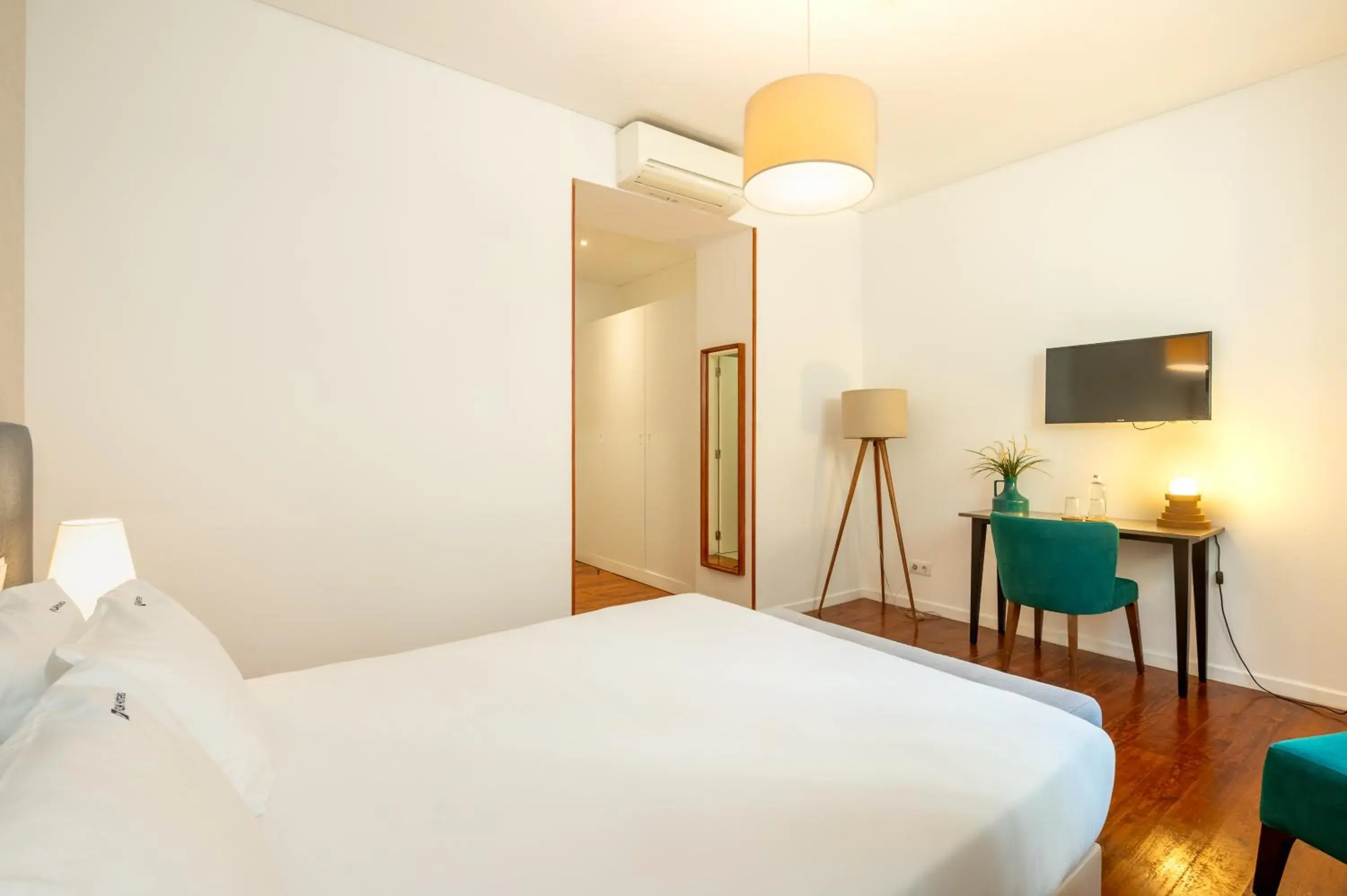 Bedroom, Bed in Bica FLH Suites Bedroom, Bed in Bica FLH Suites