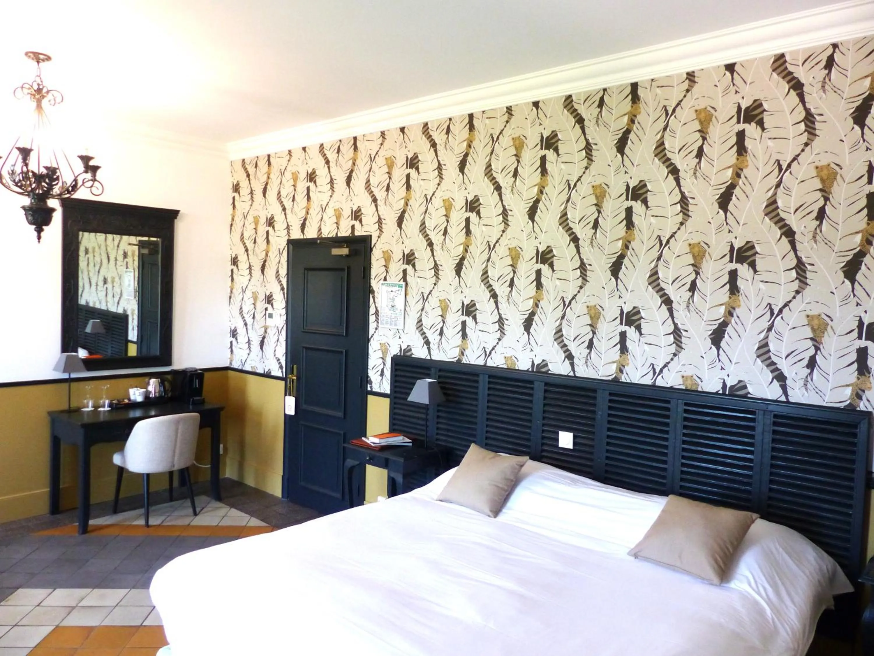 Bed in Hostellerie du Château des Fines Roches