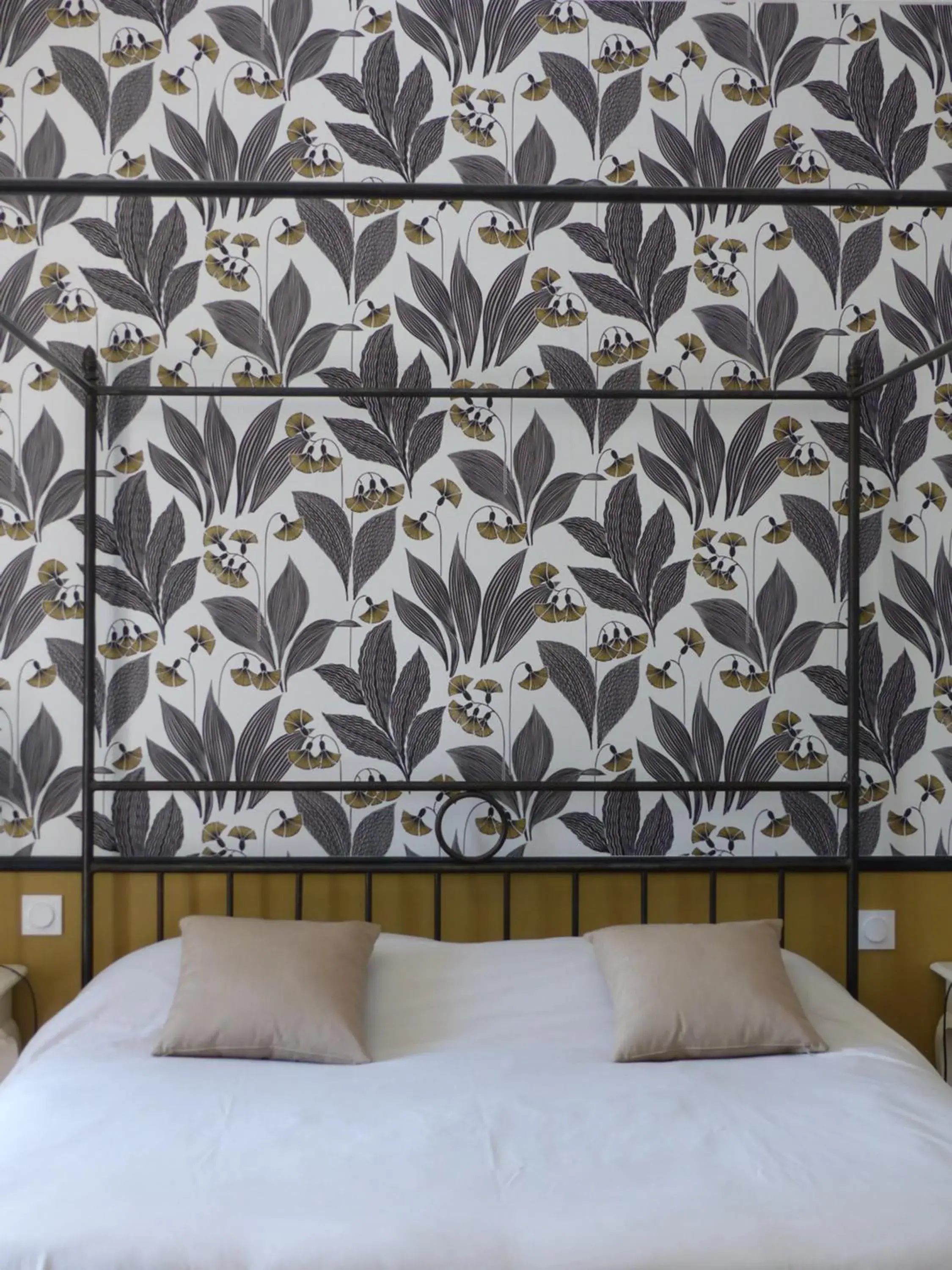 Bed in Hostellerie du Château des Fines Roches Bed in Hostellerie du Château des Fines Roches