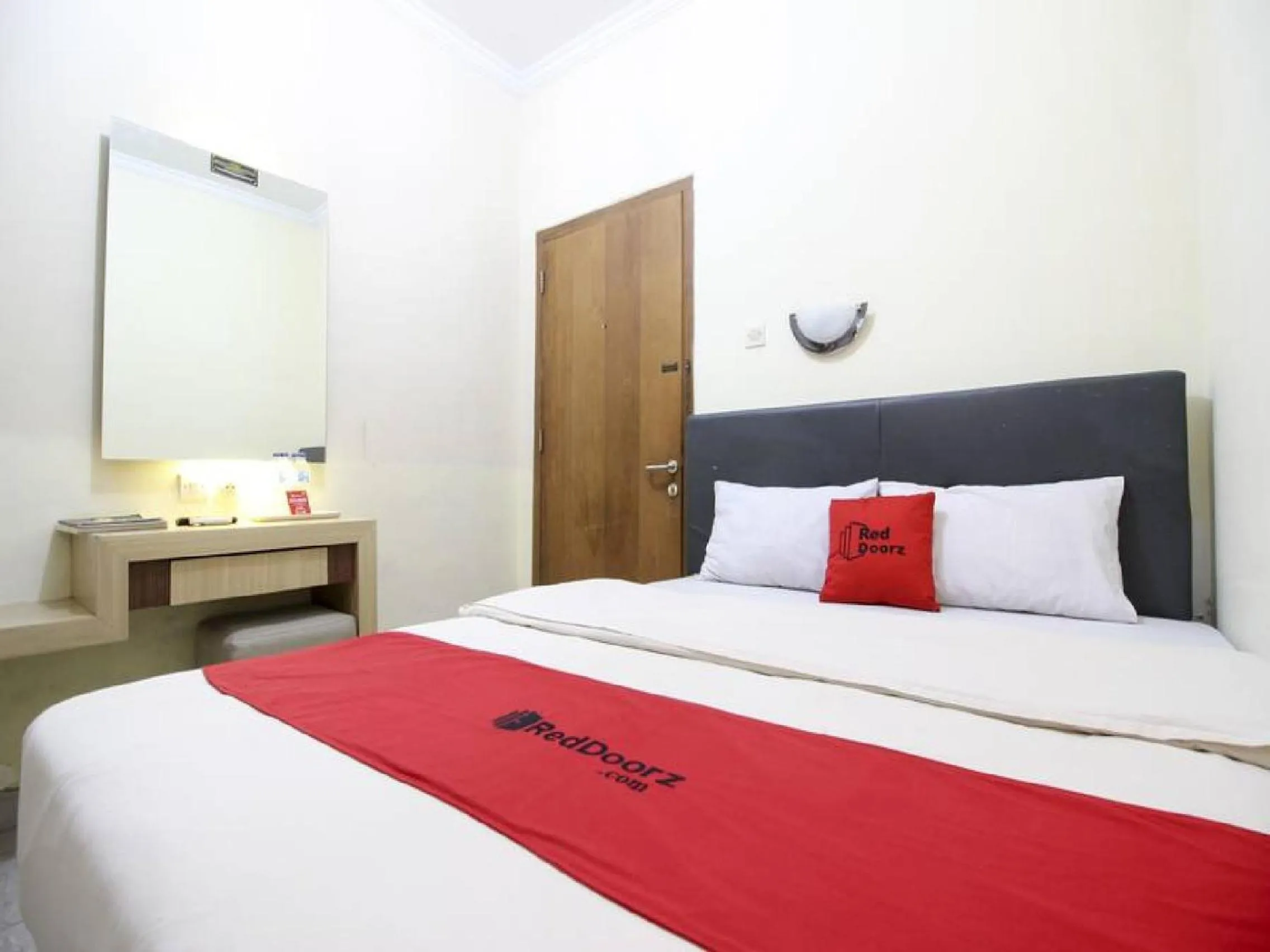 Bedroom in RedDoorz Plus near Stadion Mandala Krida