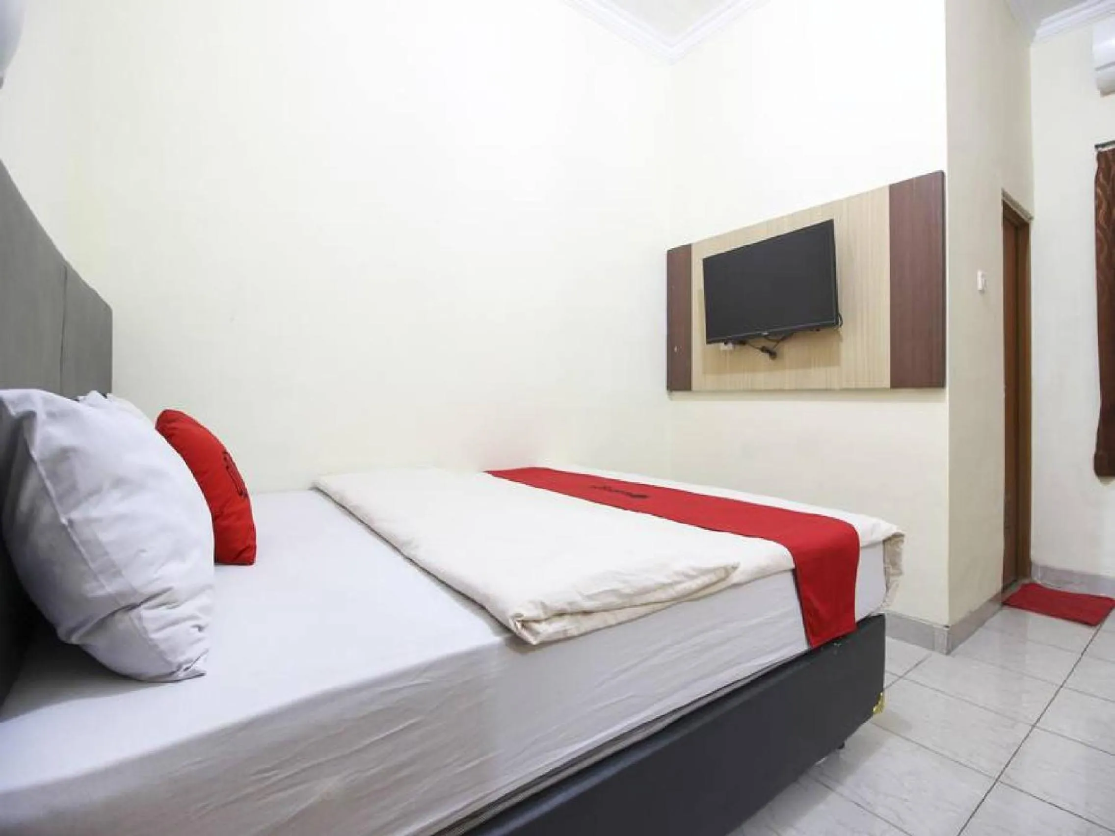 Bedroom in RedDoorz Plus near Stadion Mandala Krida