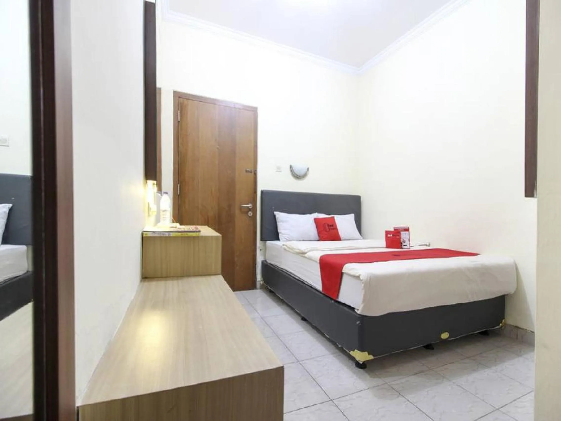Bedroom in RedDoorz Plus near Stadion Mandala Krida