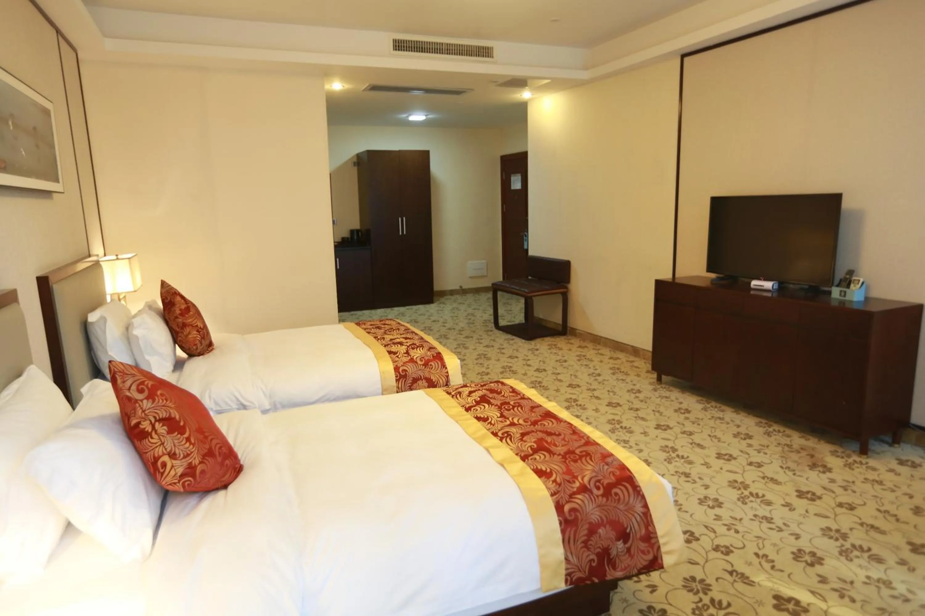 Communal lounge/ TV room, Bed in Guangzhou Seaman Club