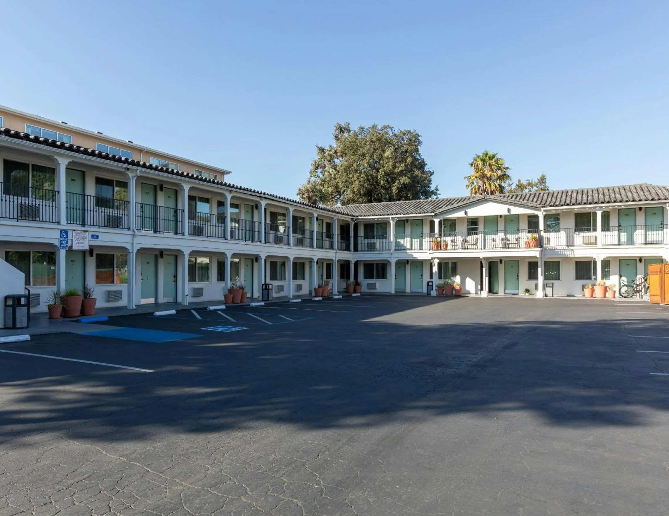 Property building in Leland Hotel Palo Alto