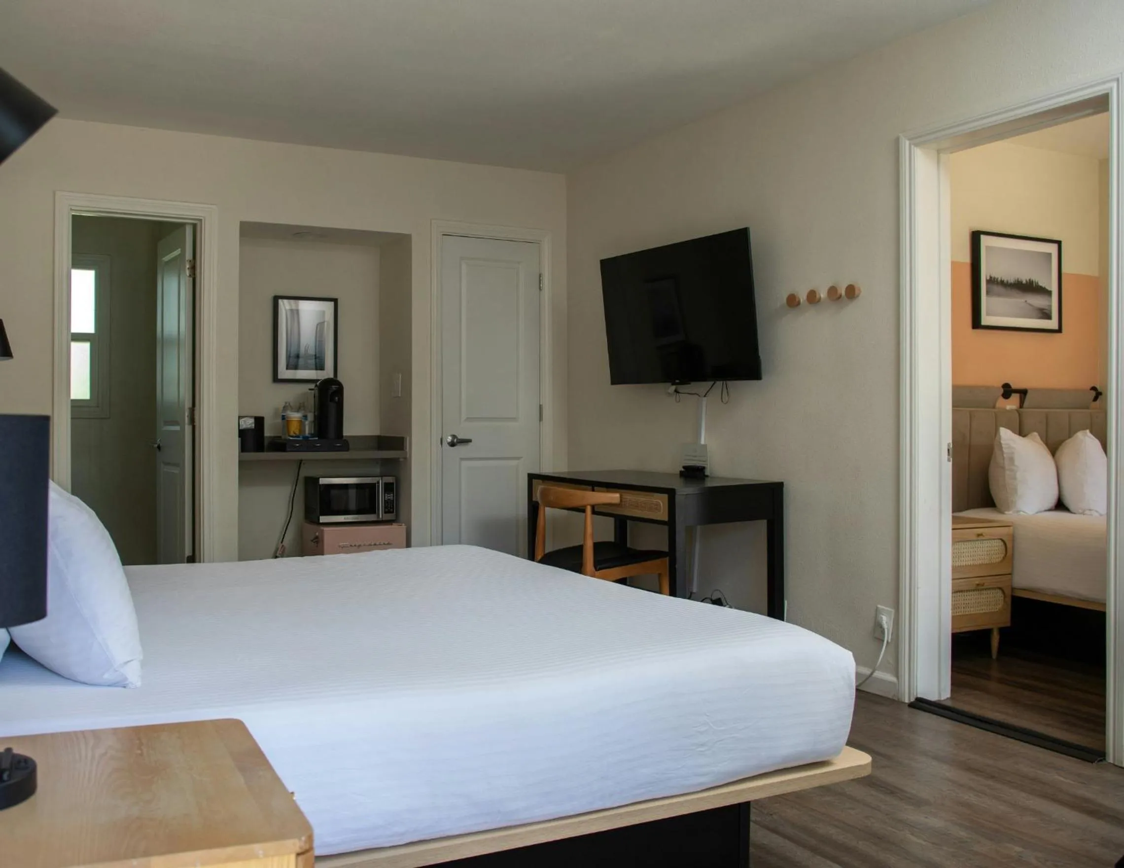 Photo of the whole room, Bed in Leland Hotel Palo Alto