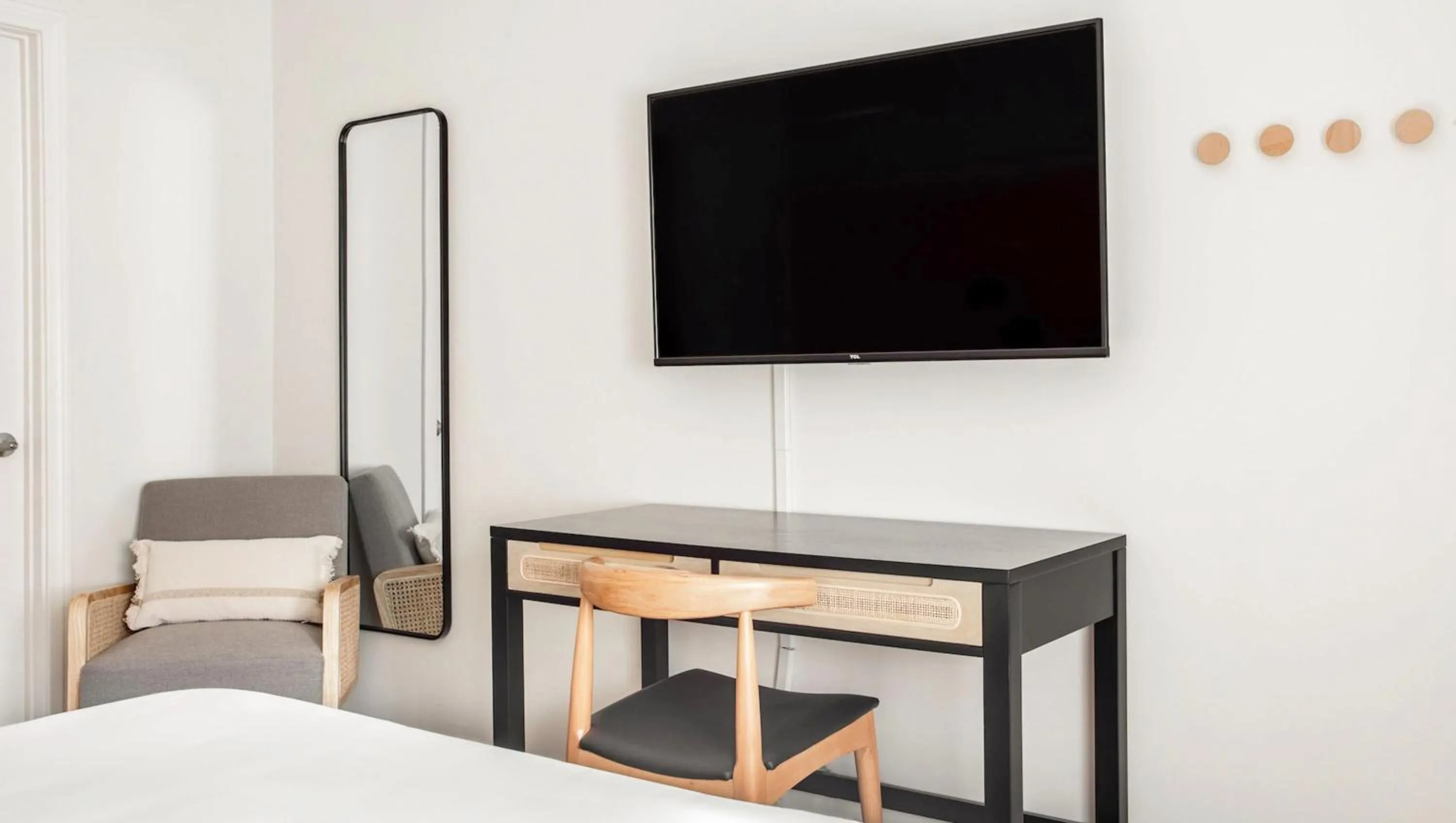 Photo of the whole room, Bed in Leland Hotel Palo Alto