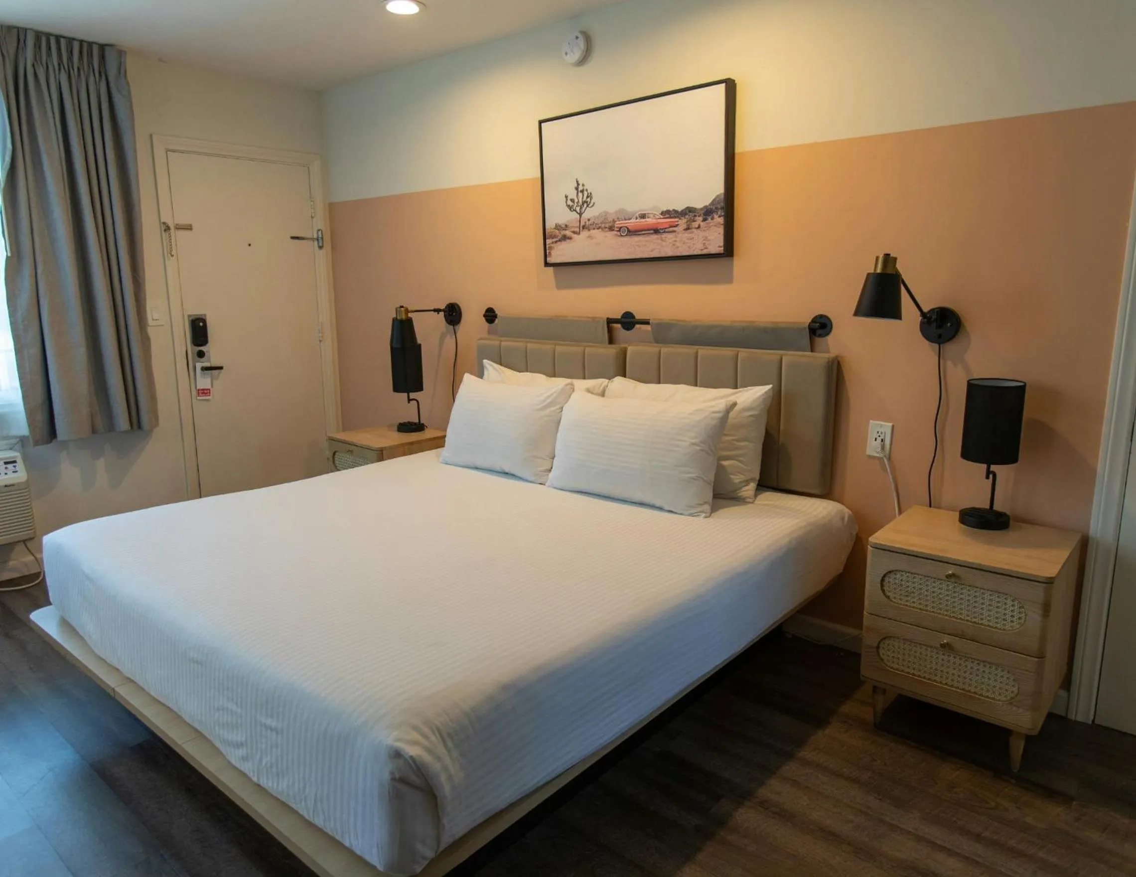 Photo of the whole room, Bed in Leland Hotel Palo Alto