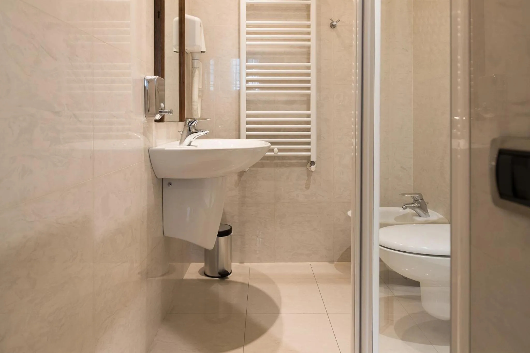 Bathroom in Angeles Inn