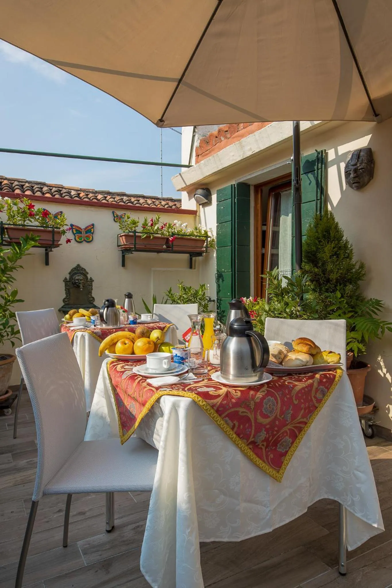 Food and drinks in Angeles Inn