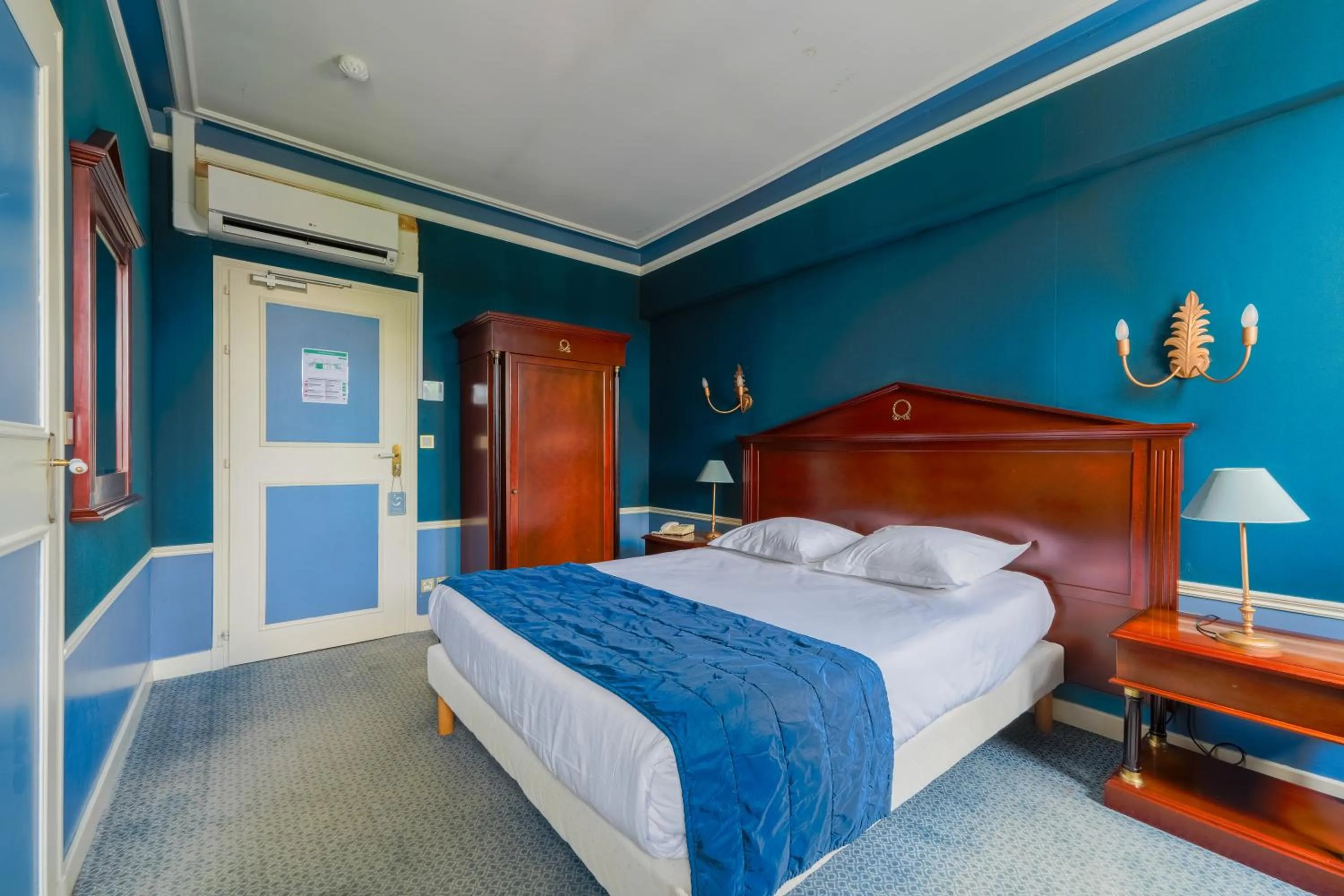 Bed in Hôtel Les Maréchaux