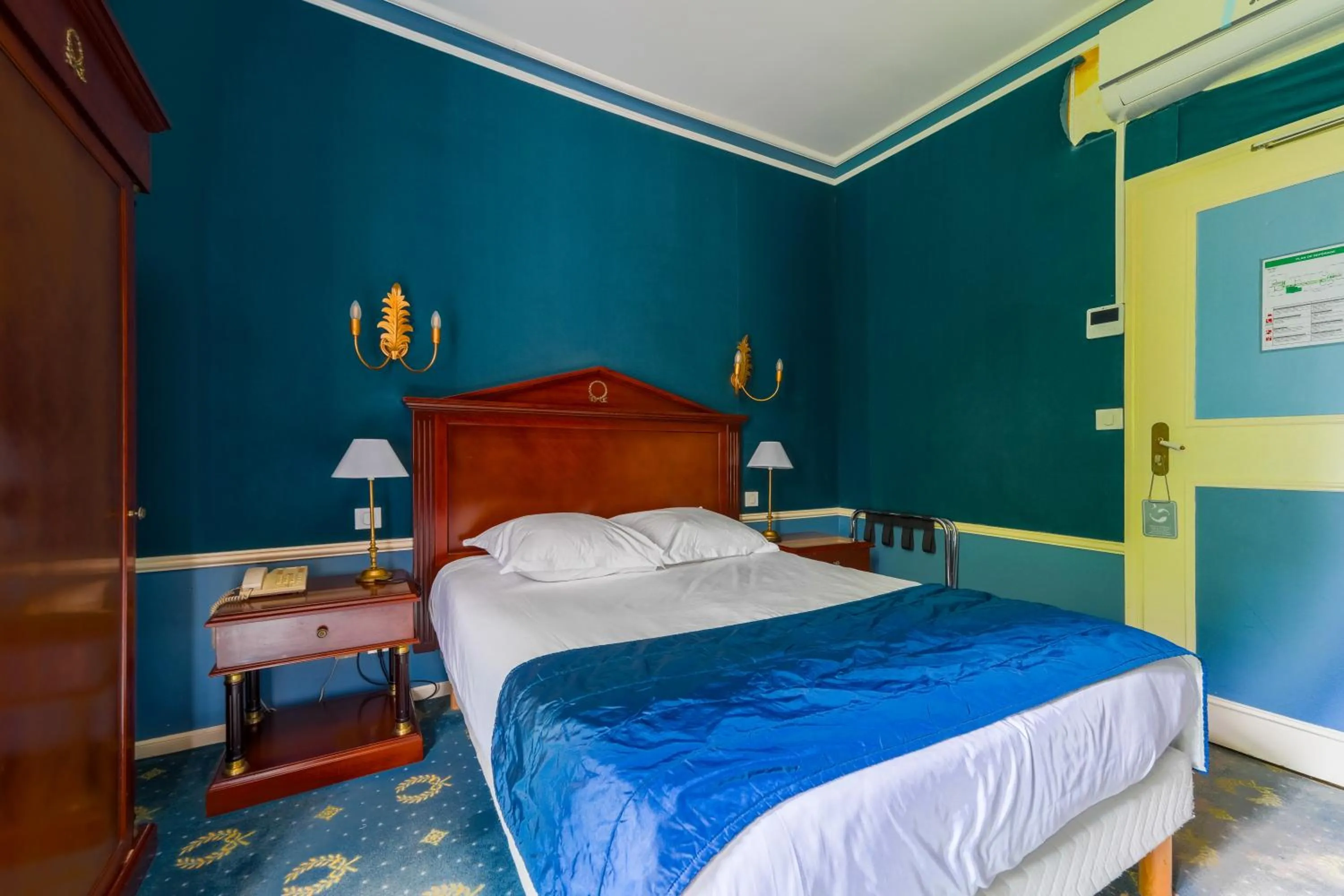 Bed in Hôtel Les Maréchaux