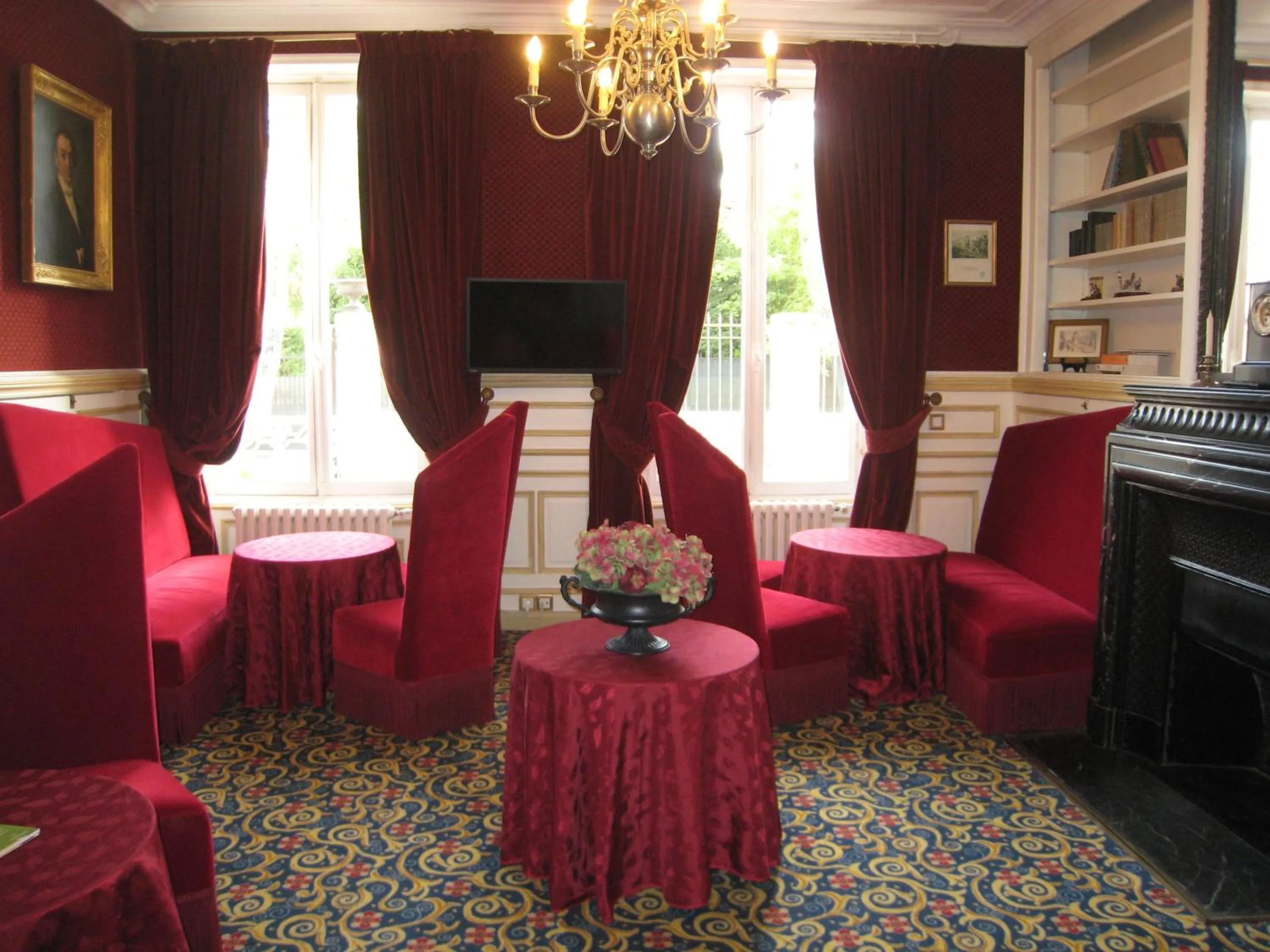 Communal lounge/ TV room in Hôtel Les Maréchaux