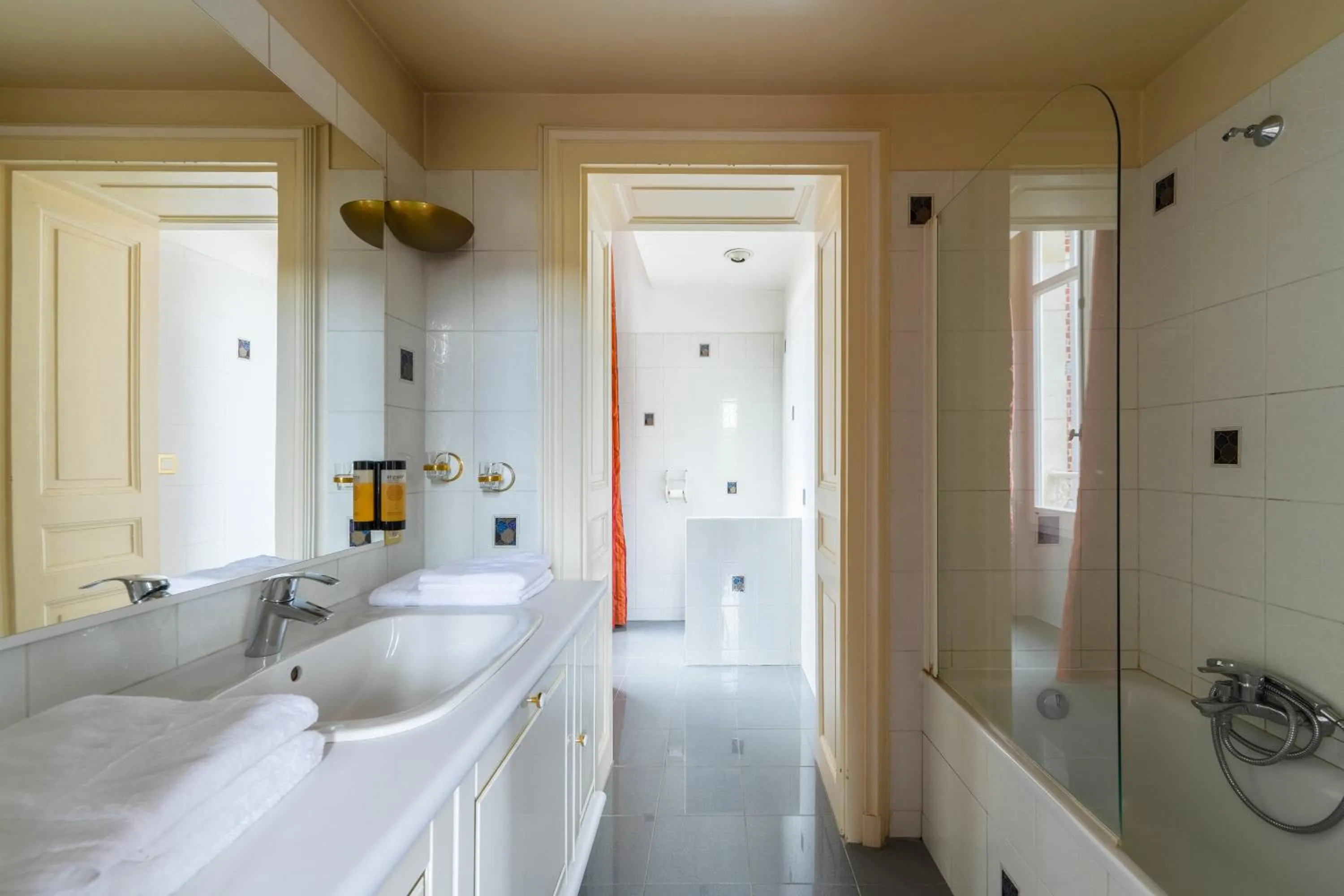 Bathroom in Hôtel Les Maréchaux