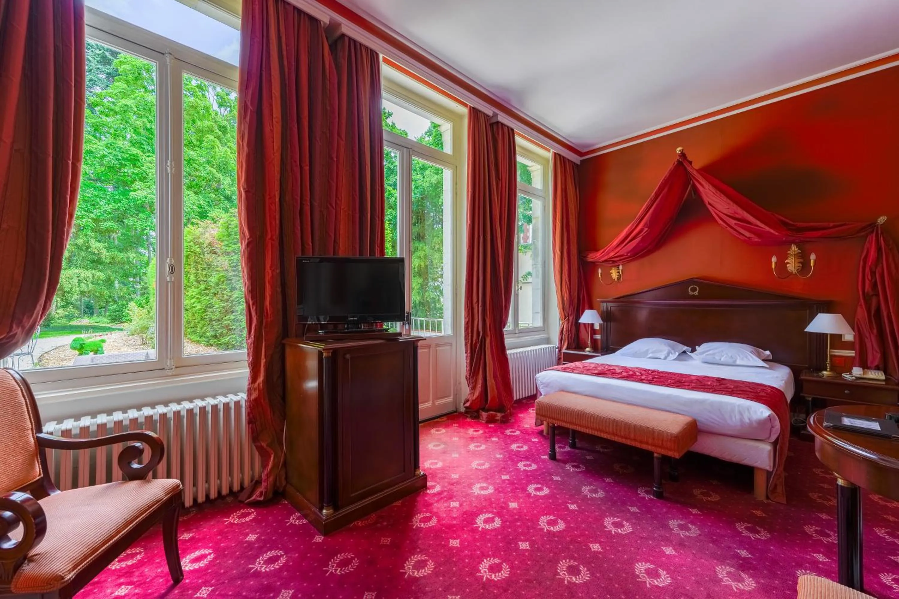 Bed in Hôtel Les Maréchaux