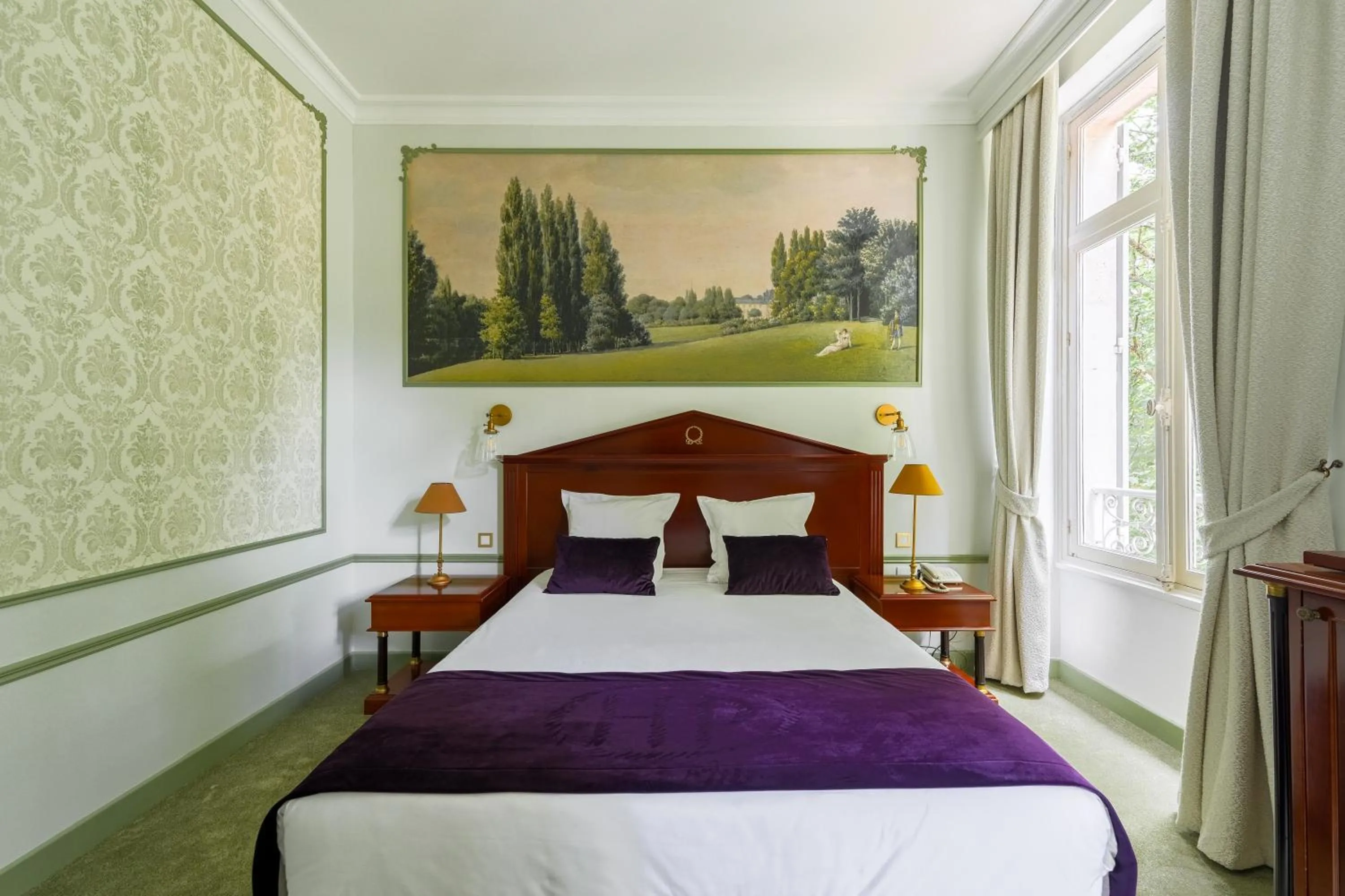 Bed in Hôtel Les Maréchaux