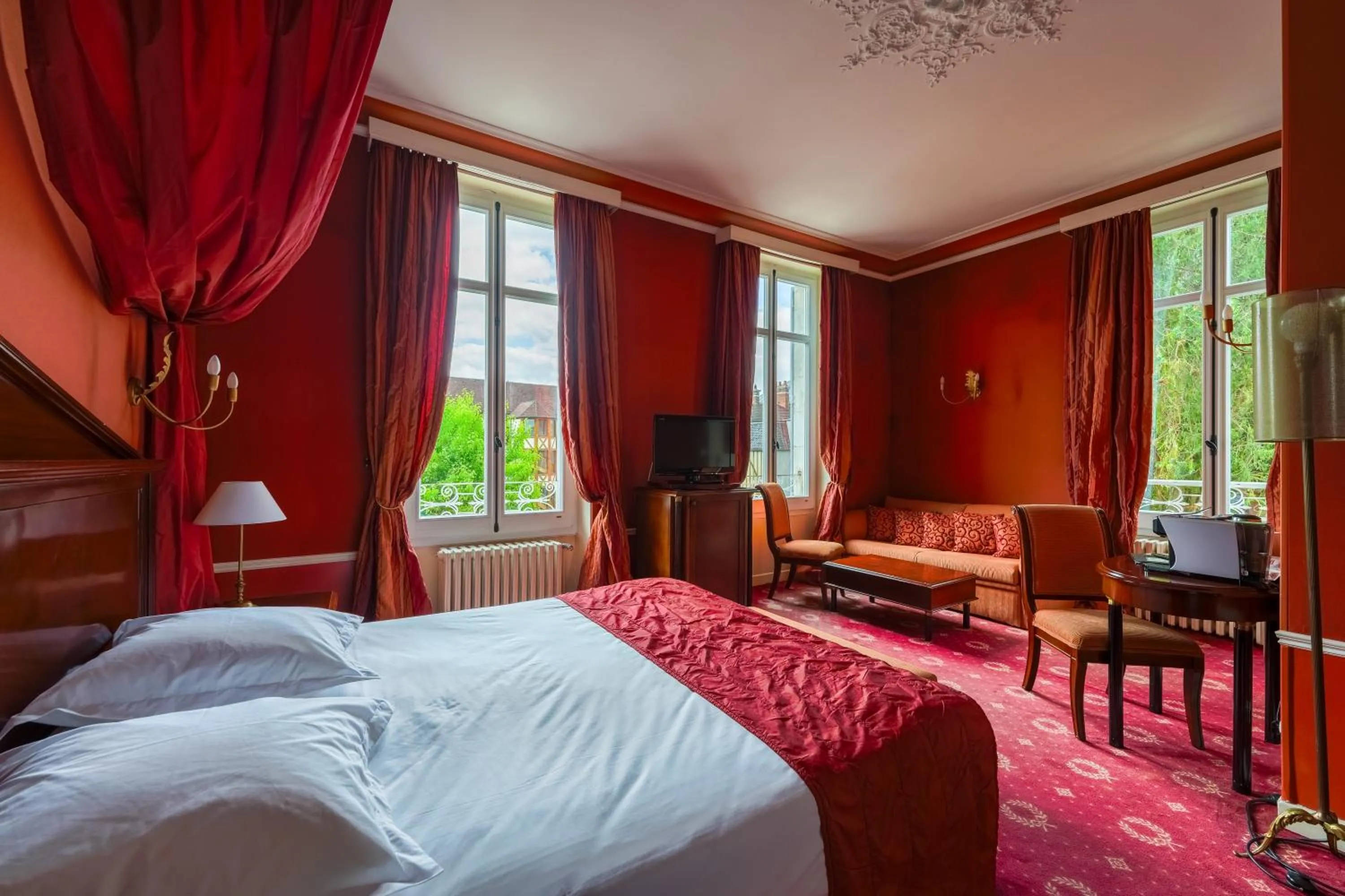 Bed in Hôtel Les Maréchaux