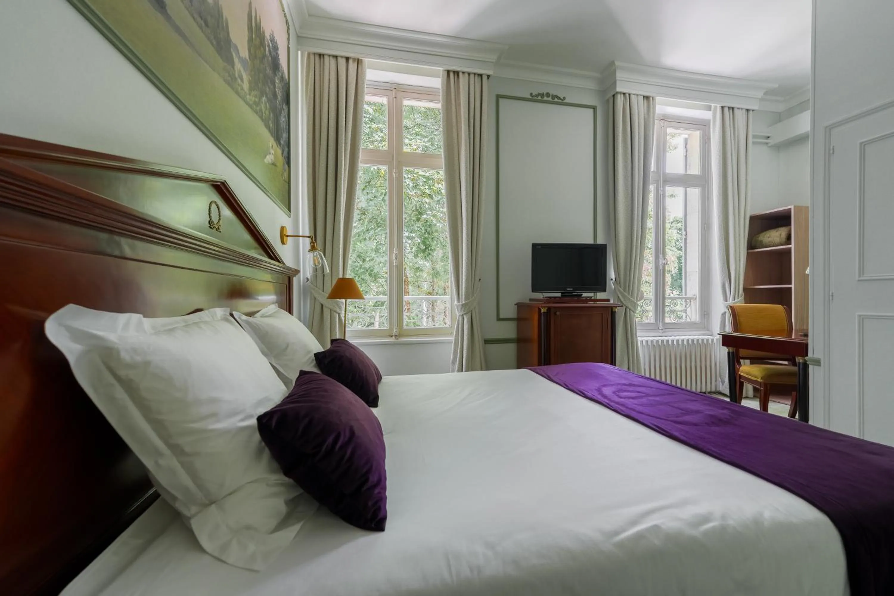 Bed in Hôtel Les Maréchaux