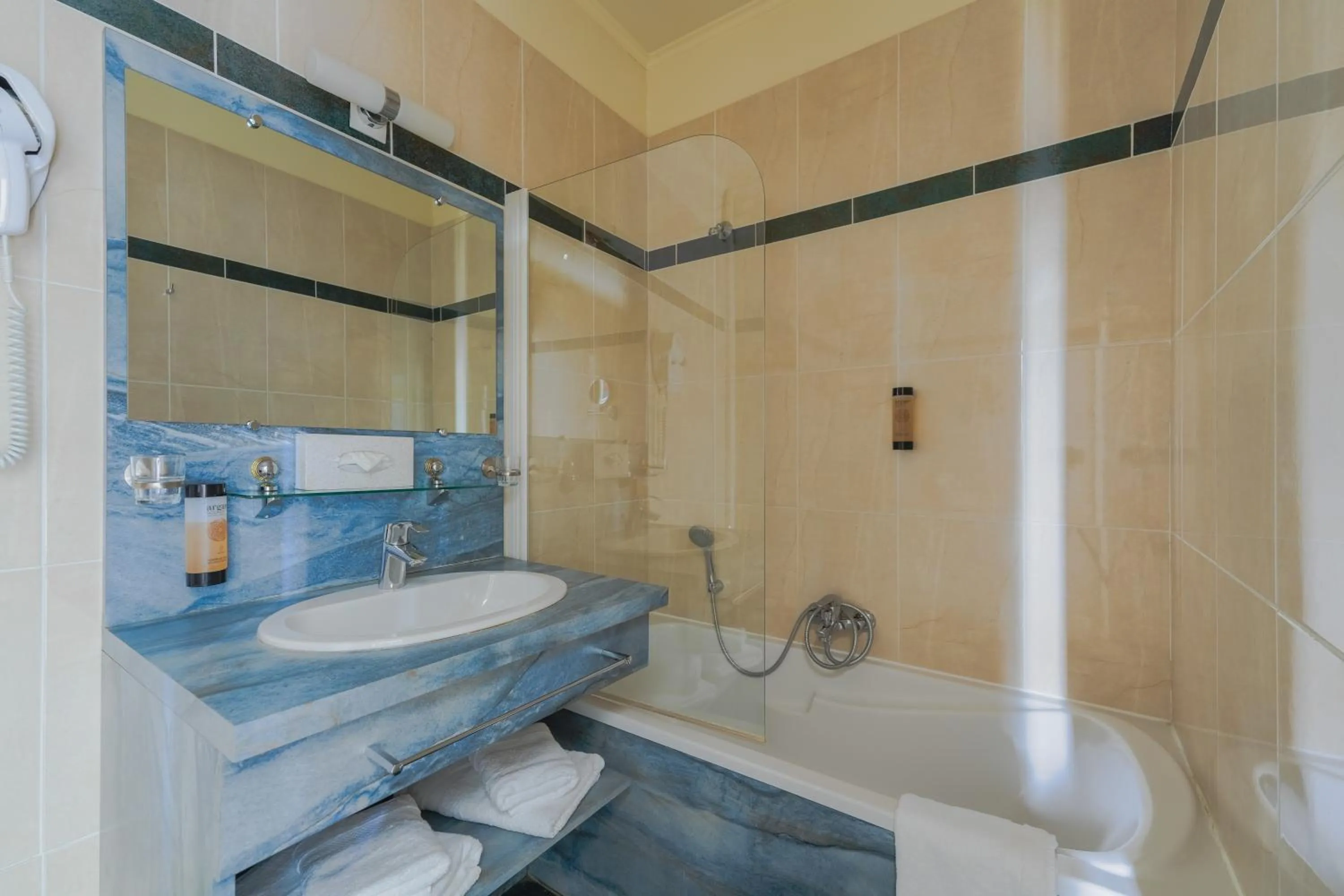 Bathroom in Hôtel Les Maréchaux