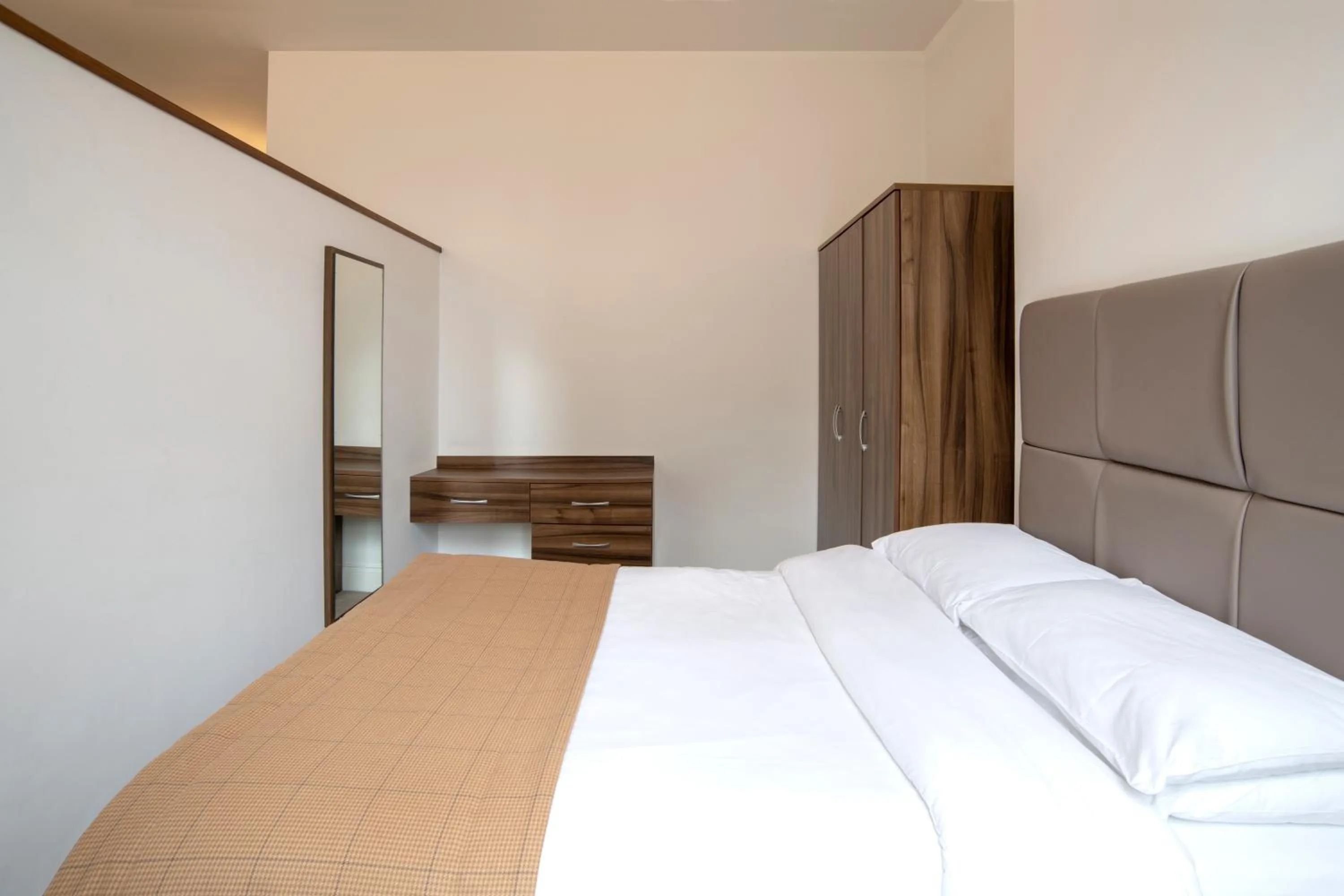 Bedroom, Bed in The Castle Collection - 25 Castle Street