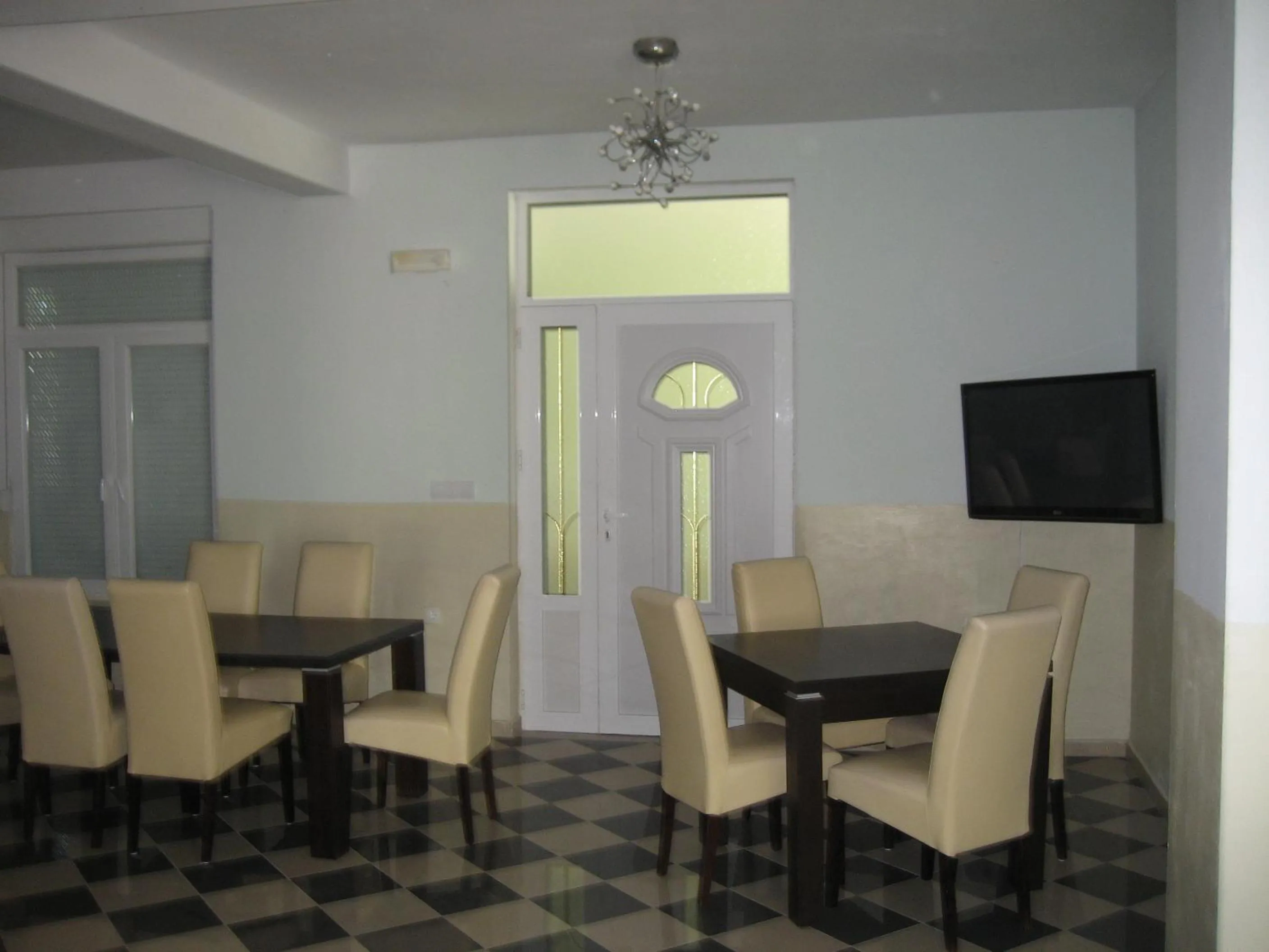 Communal lounge/ TV room in Guest House Vila Mimoza