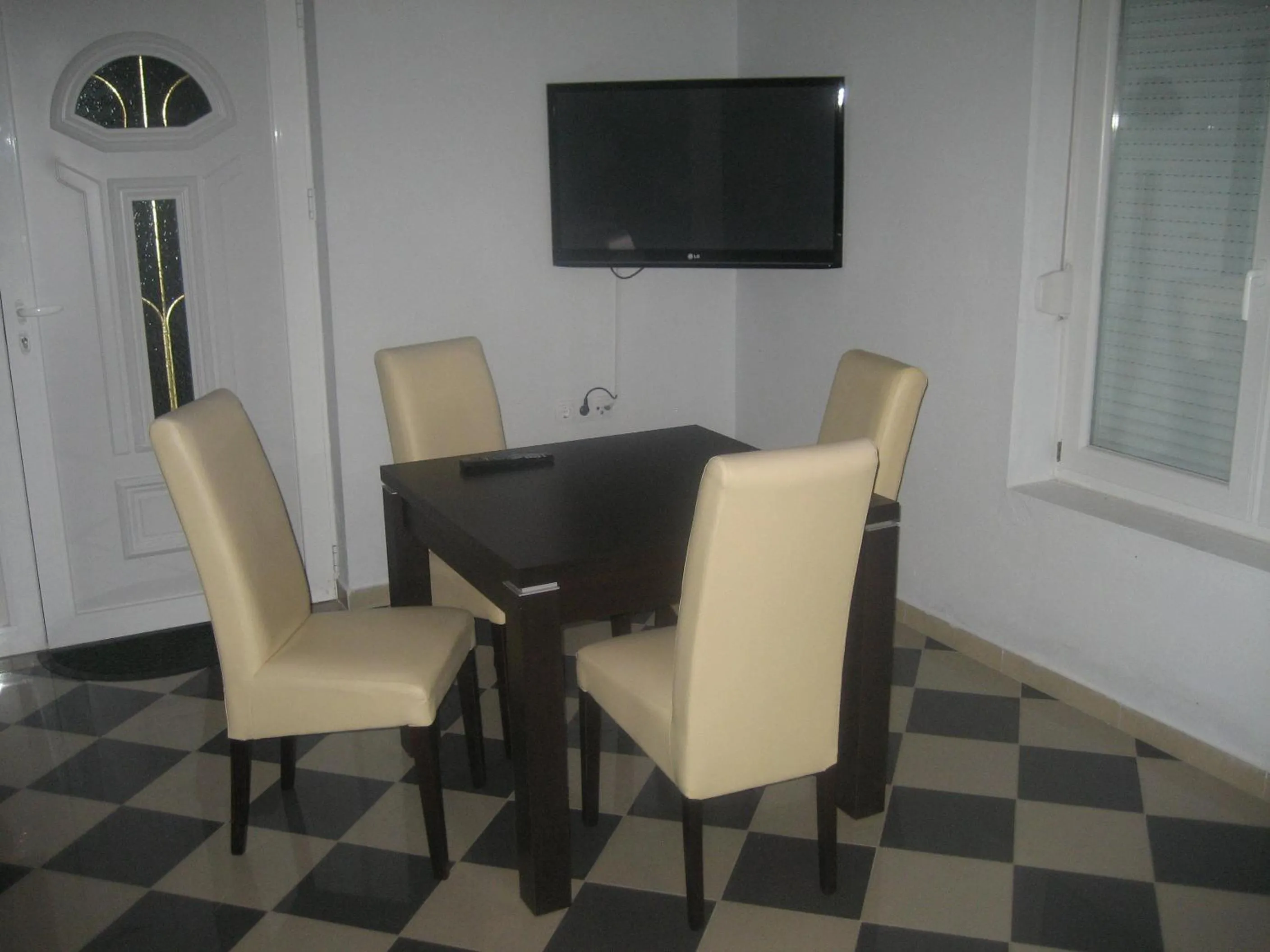 Communal lounge/ TV room in Guest House Vila Mimoza